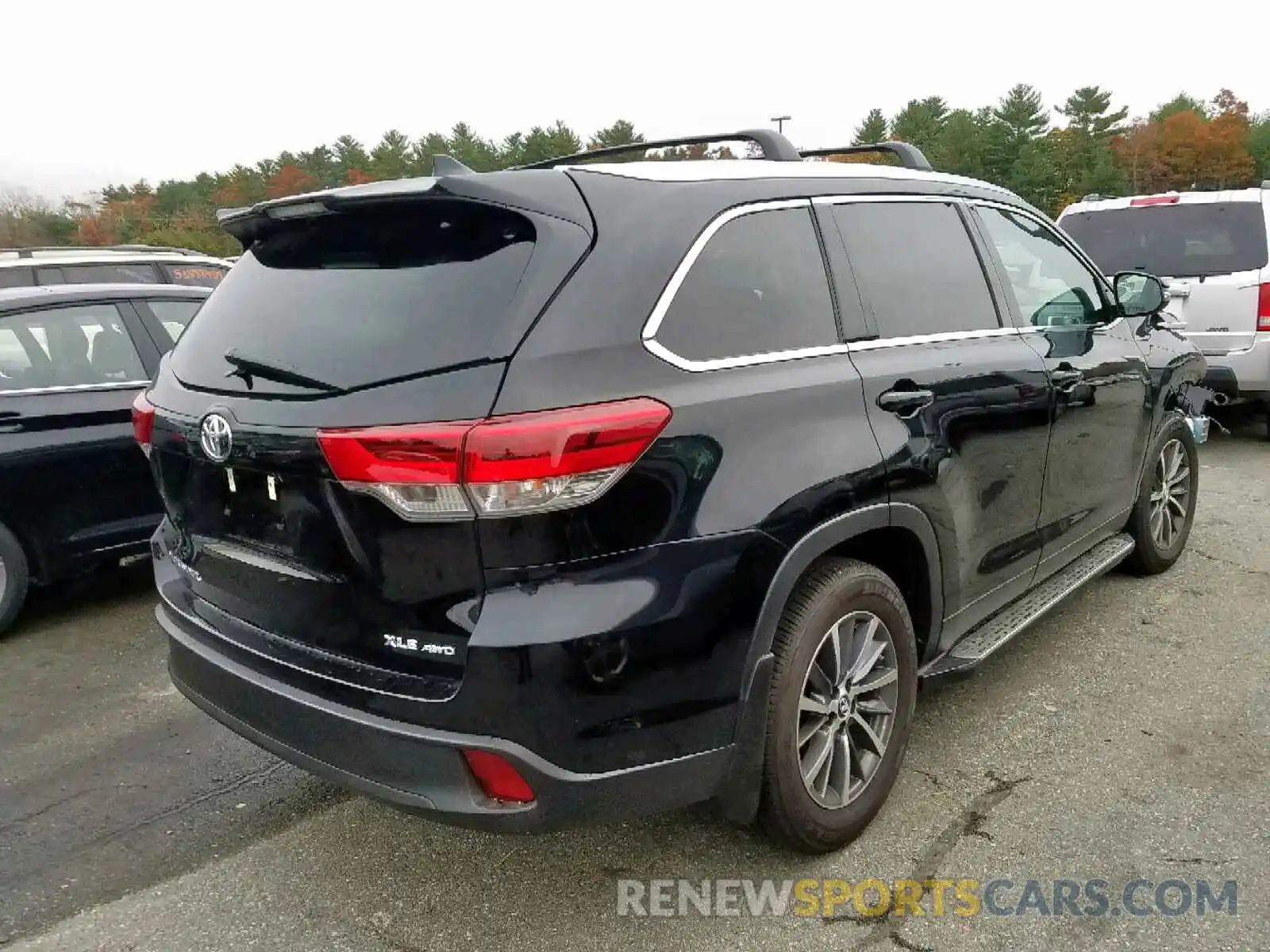 4 Photograph of a damaged car 5TDJZRFHXKS598335 TOYOTA HIGHLANDER 2019