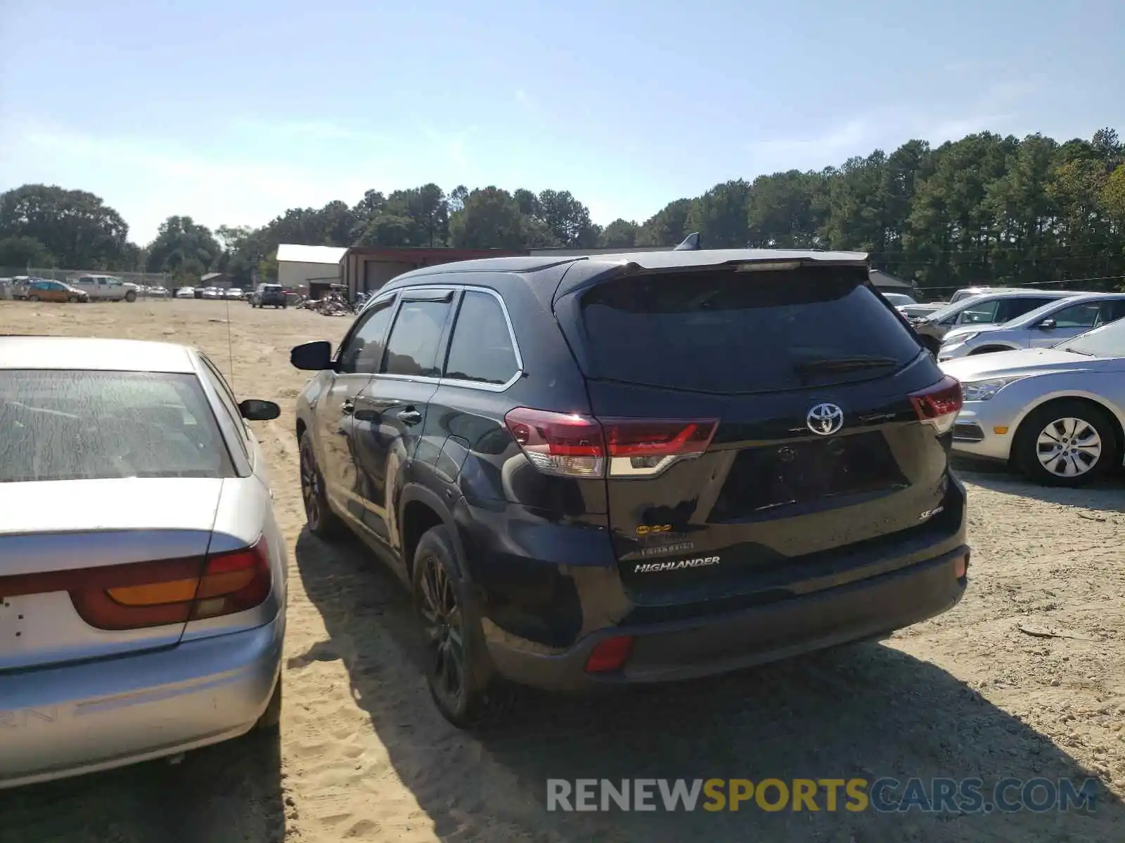 3 Photograph of a damaged car 5TDJZRFHXKS599226 TOYOTA HIGHLANDER 2019