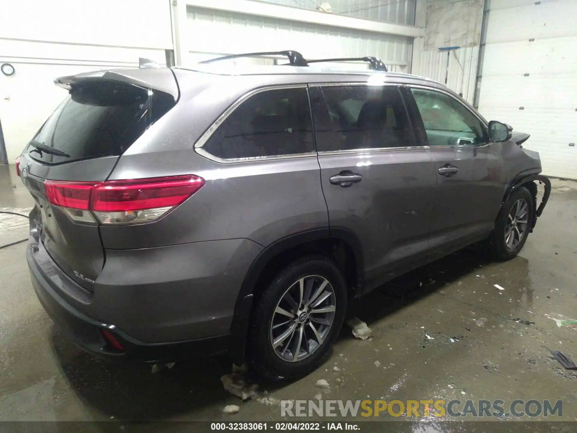 4 Photograph of a damaged car 5TDJZRFHXKS599839 TOYOTA HIGHLANDER 2019