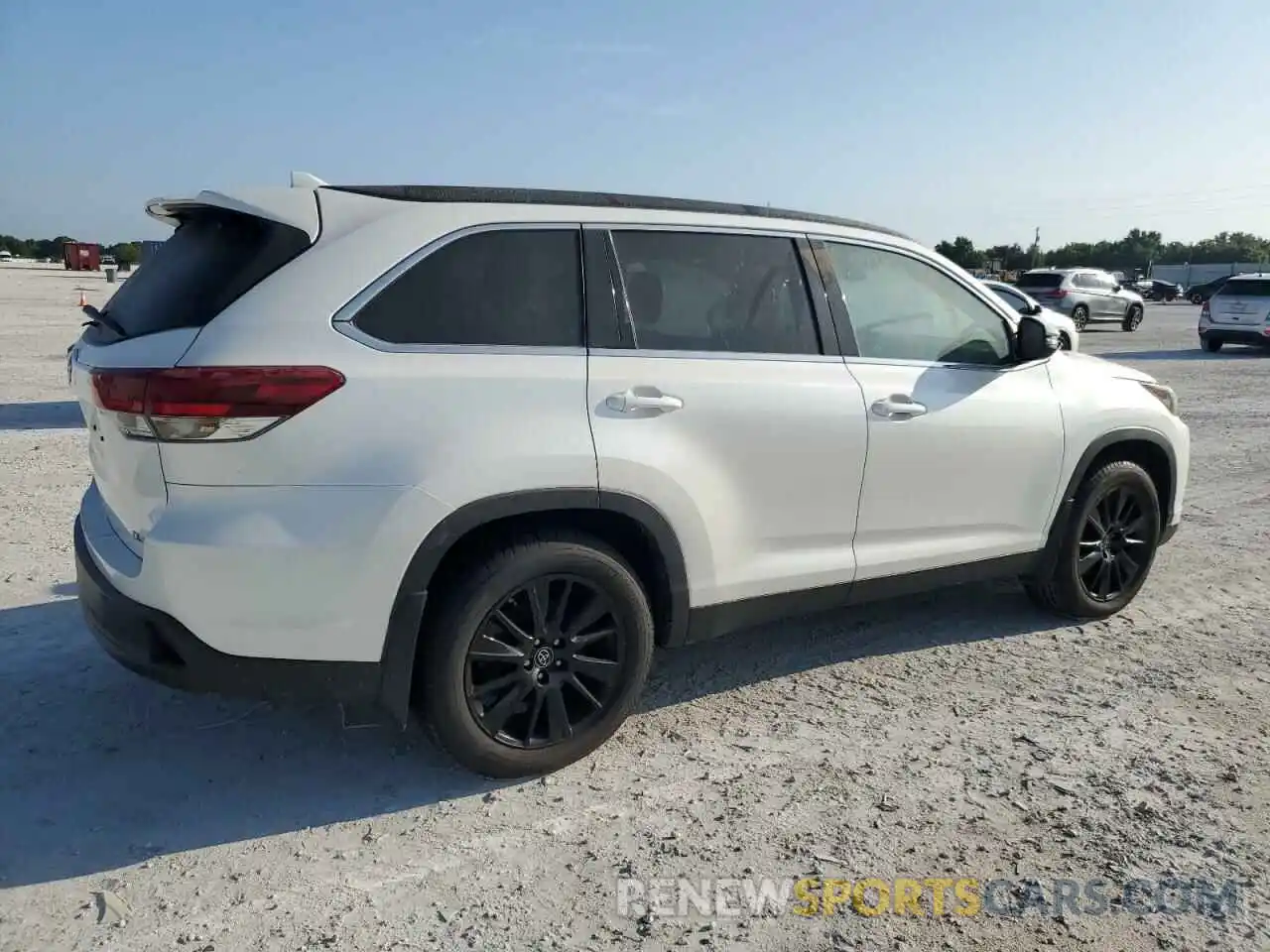 3 Photograph of a damaged car 5TDJZRFHXKS602576 TOYOTA HIGHLANDER 2019