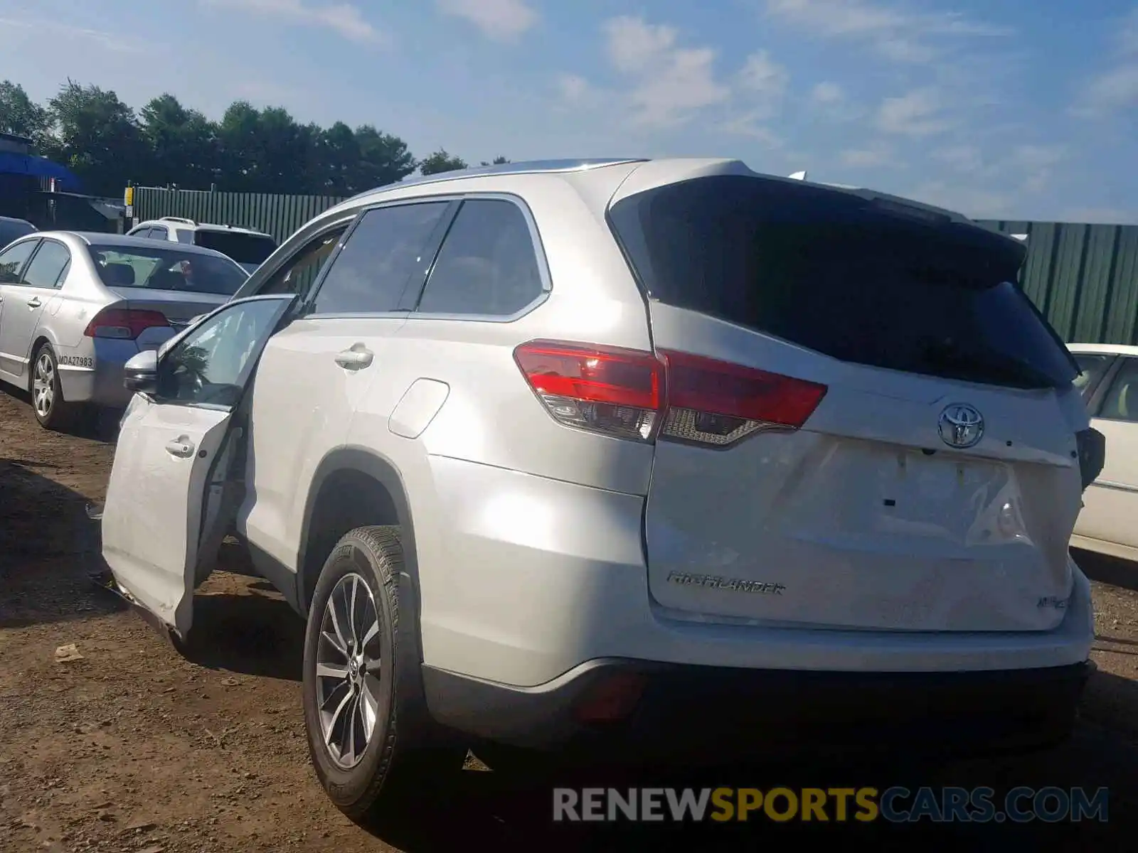 4 Photograph of a damaged car 5TDJZRFHXKS604828 TOYOTA HIGHLANDER 2019