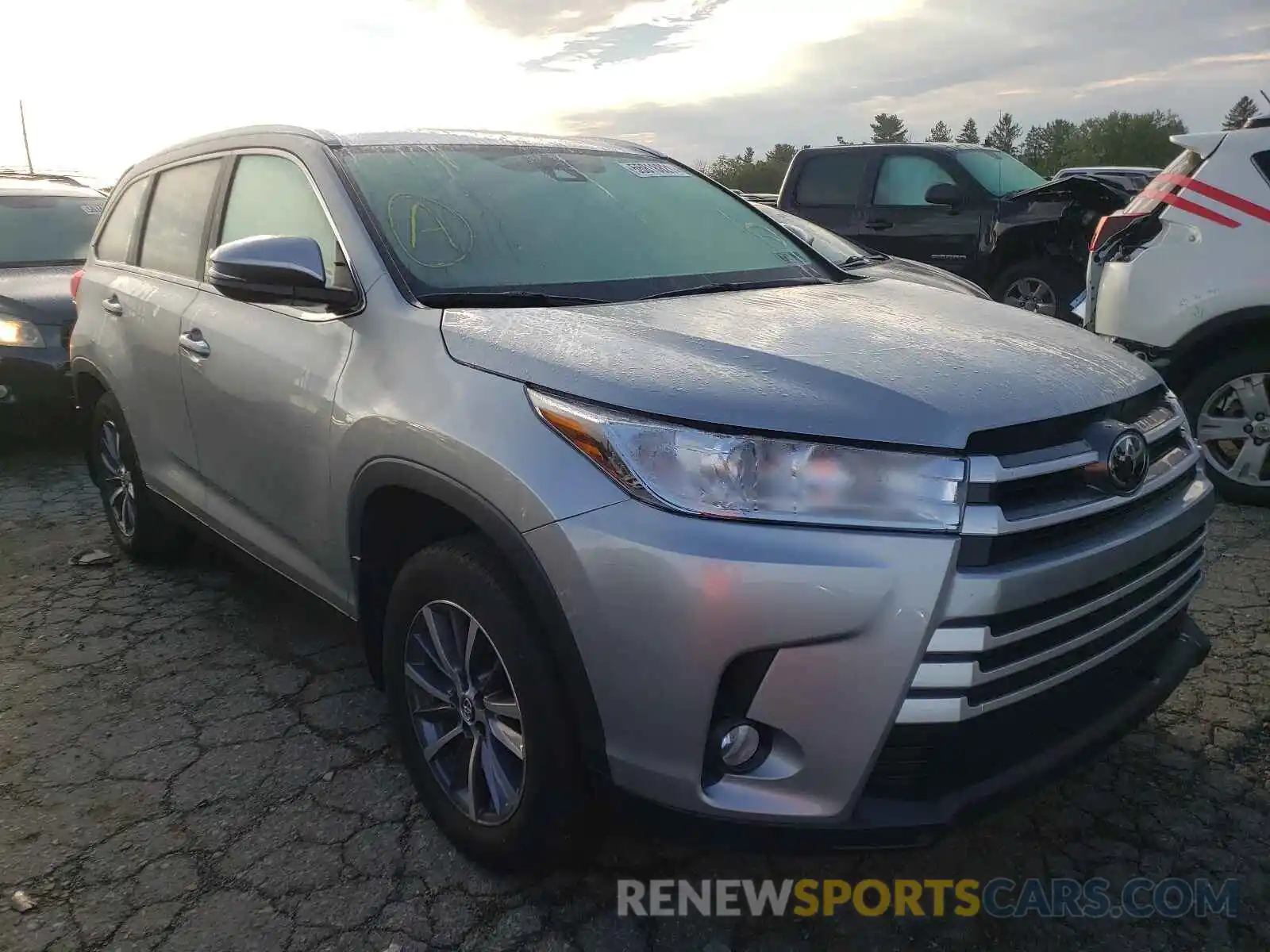 1 Photograph of a damaged car 5TDJZRFHXKS607308 TOYOTA HIGHLANDER 2019