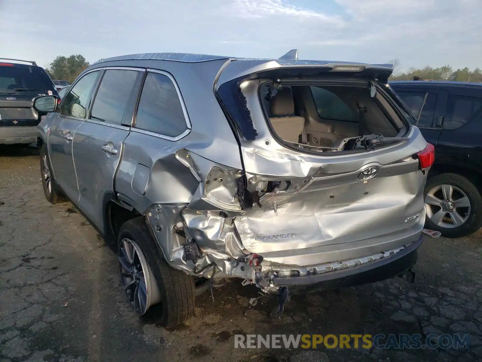 3 Photograph of a damaged car 5TDJZRFHXKS607308 TOYOTA HIGHLANDER 2019