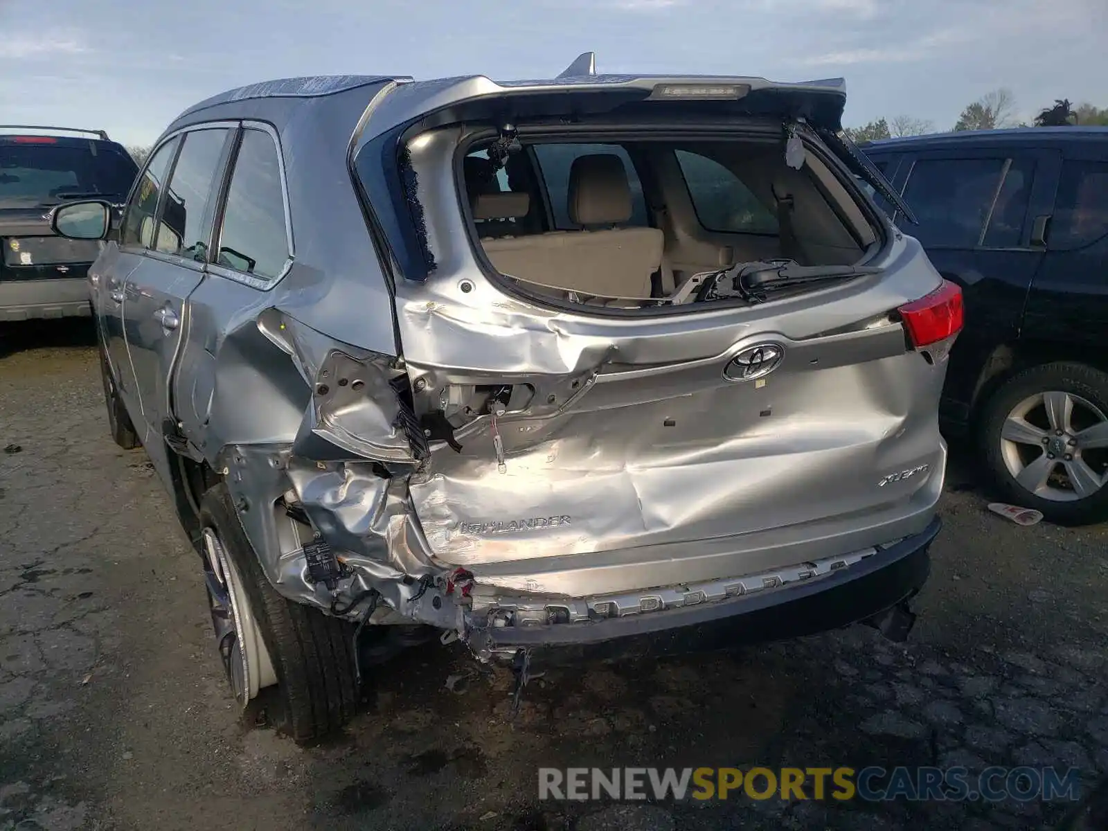 9 Photograph of a damaged car 5TDJZRFHXKS607308 TOYOTA HIGHLANDER 2019