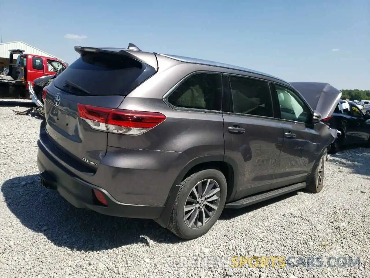 4 Photograph of a damaged car 5TDJZRFHXKS610709 TOYOTA HIGHLANDER 2019