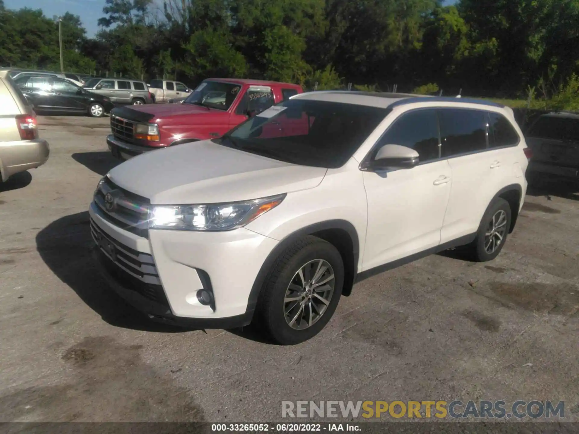 2 Photograph of a damaged car 5TDJZRFHXKS610757 TOYOTA HIGHLANDER 2019