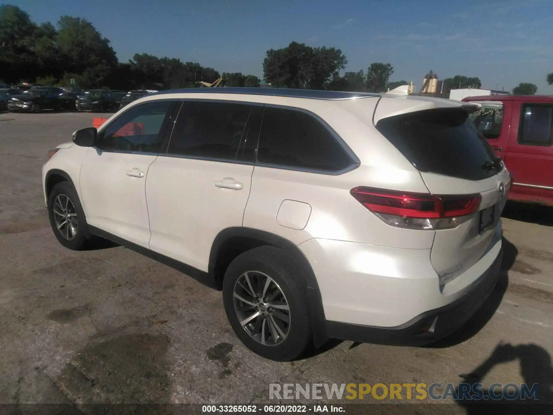 3 Photograph of a damaged car 5TDJZRFHXKS610757 TOYOTA HIGHLANDER 2019