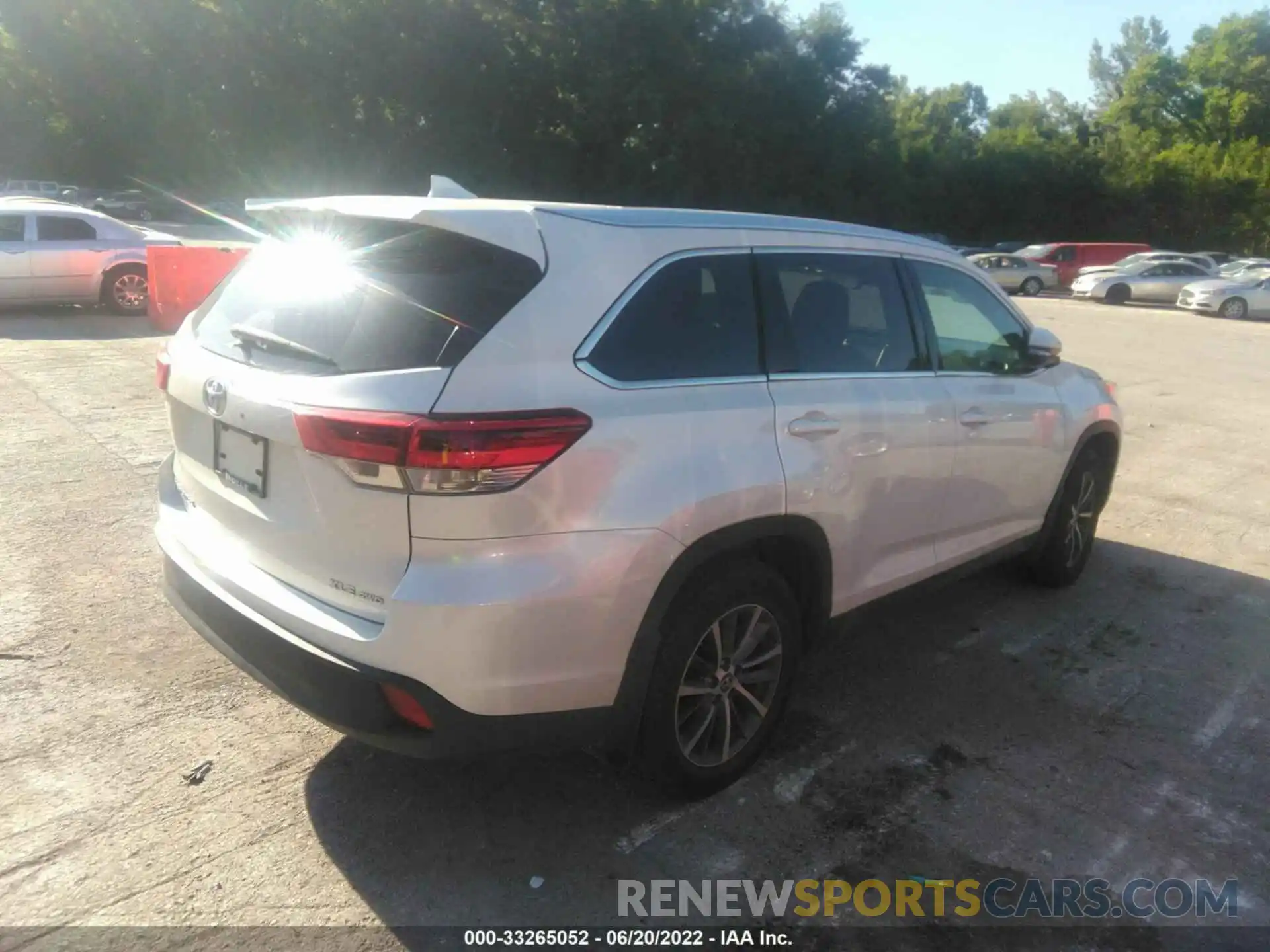 4 Photograph of a damaged car 5TDJZRFHXKS610757 TOYOTA HIGHLANDER 2019