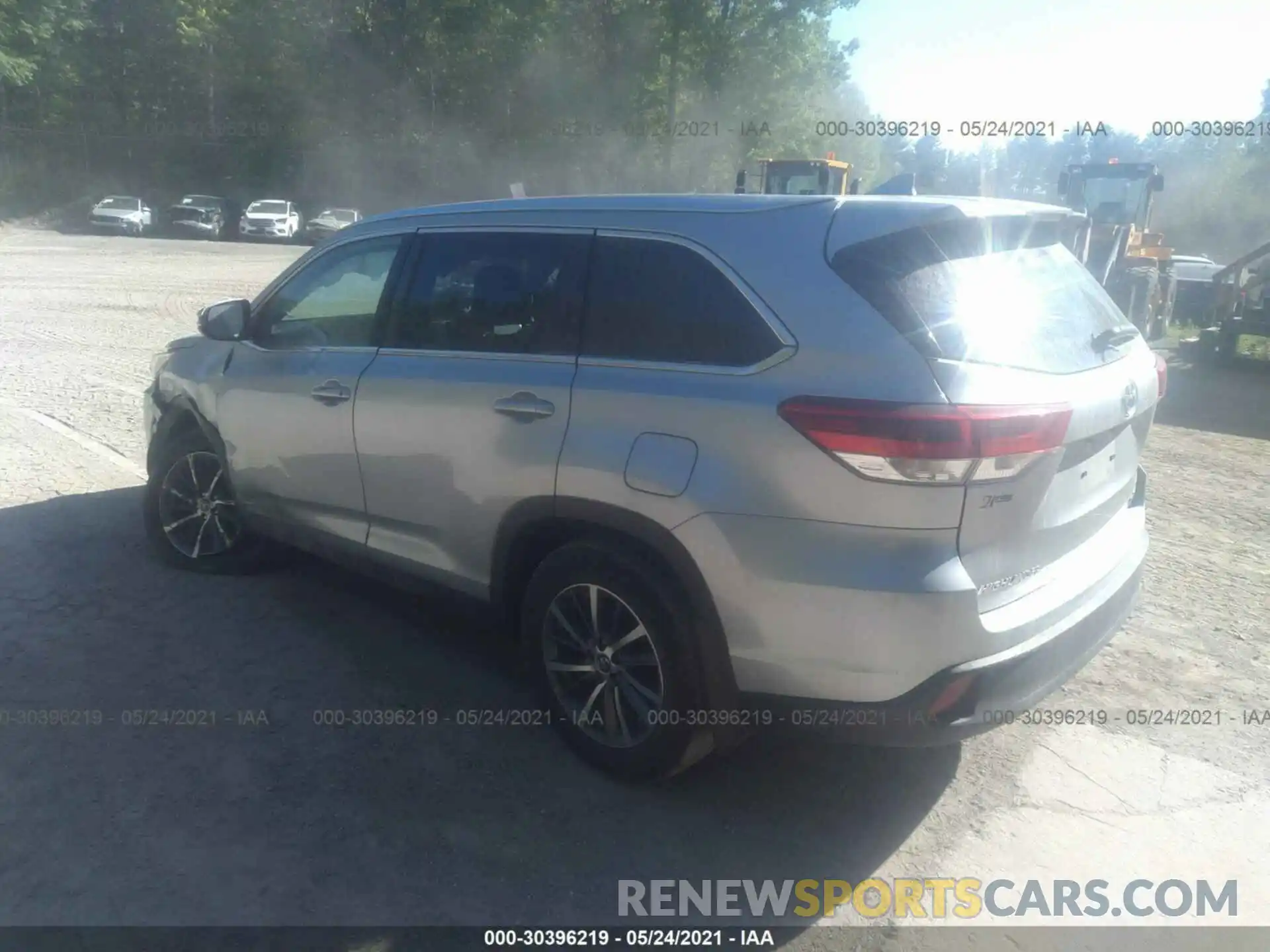 3 Photograph of a damaged car 5TDJZRFHXKS611584 TOYOTA HIGHLANDER 2019