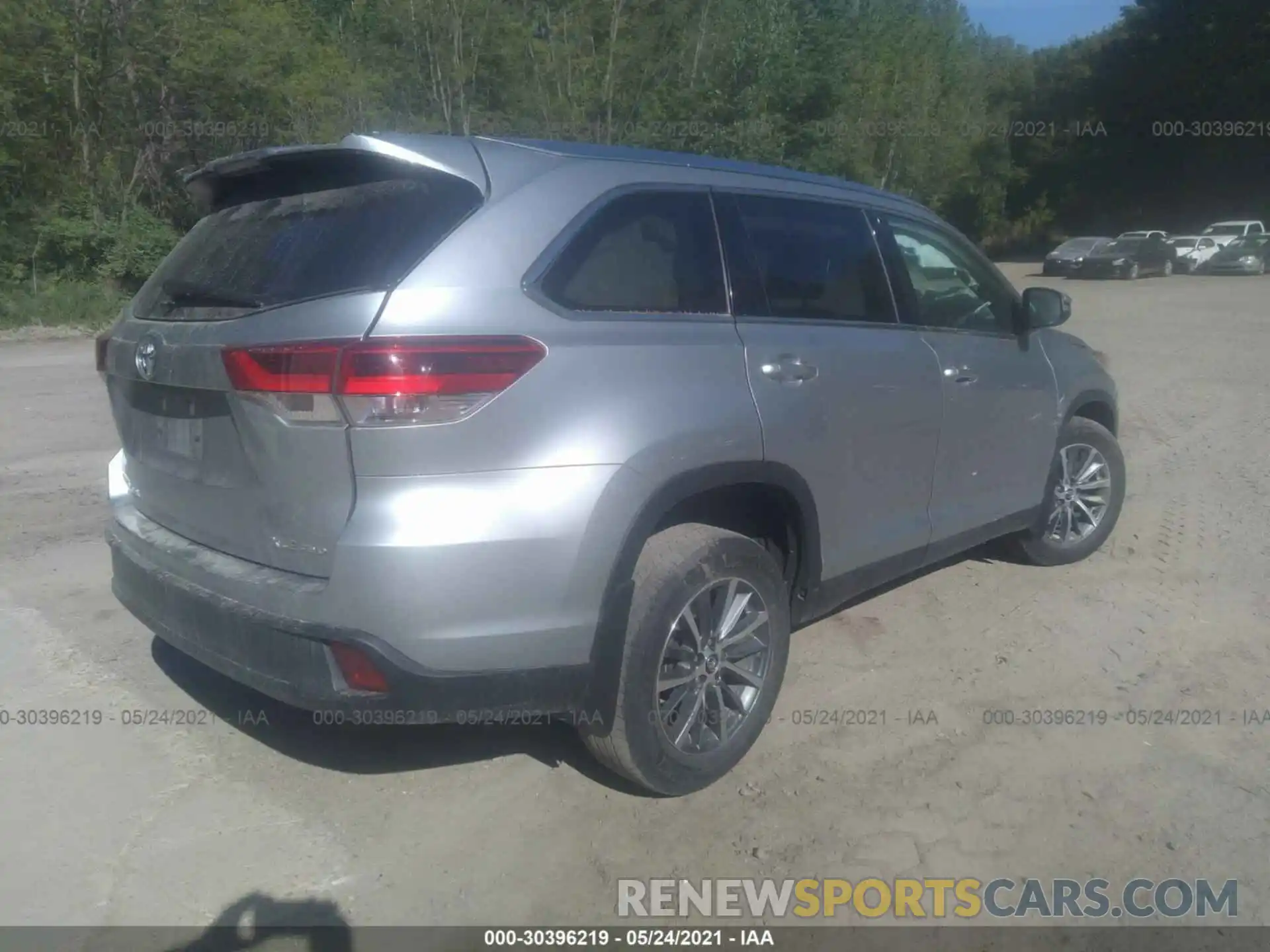 4 Photograph of a damaged car 5TDJZRFHXKS611584 TOYOTA HIGHLANDER 2019