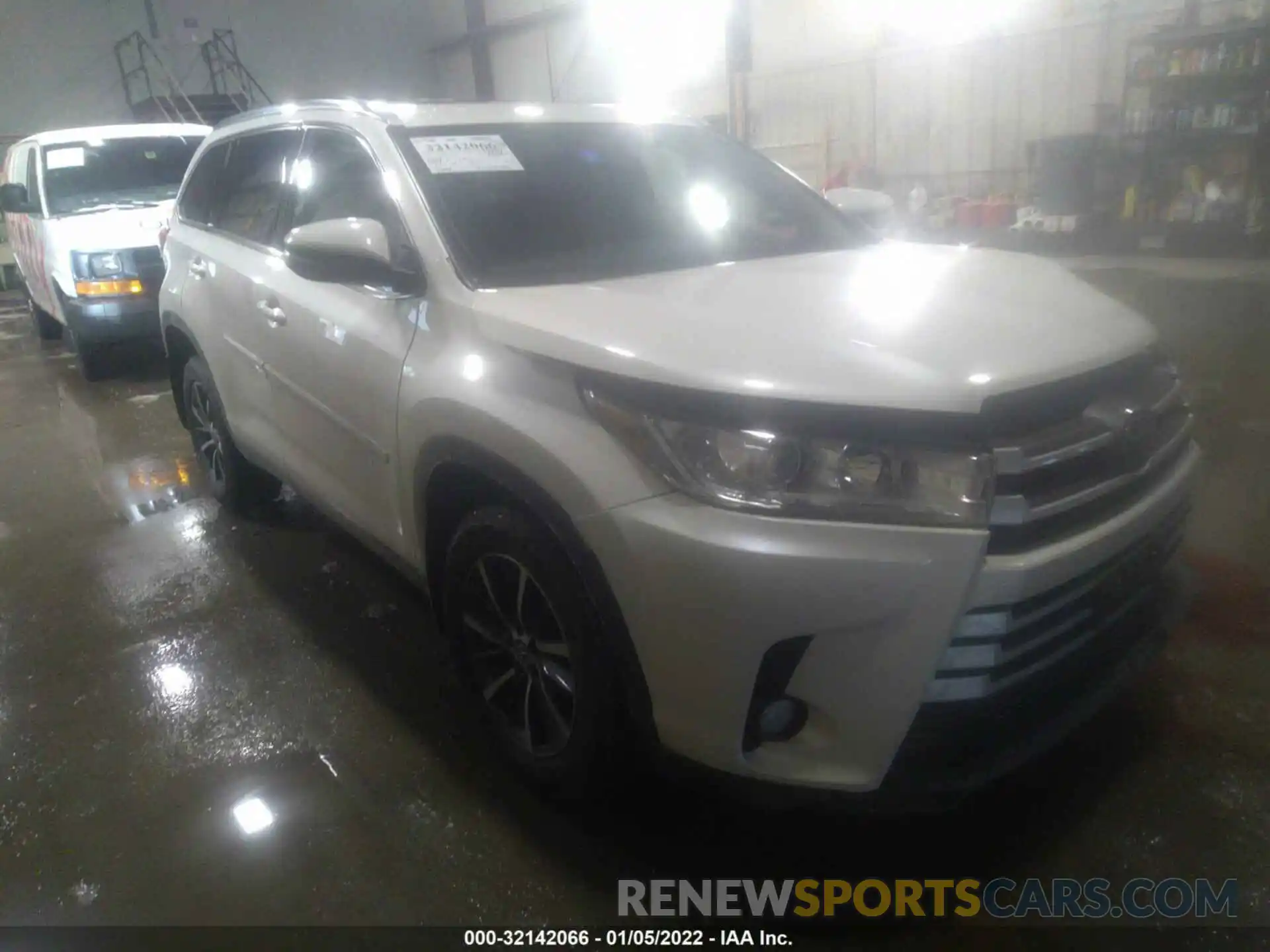 1 Фотография поврежденного автомобиля 5TDJZRFHXKS613948 TOYOTA HIGHLANDER 2019