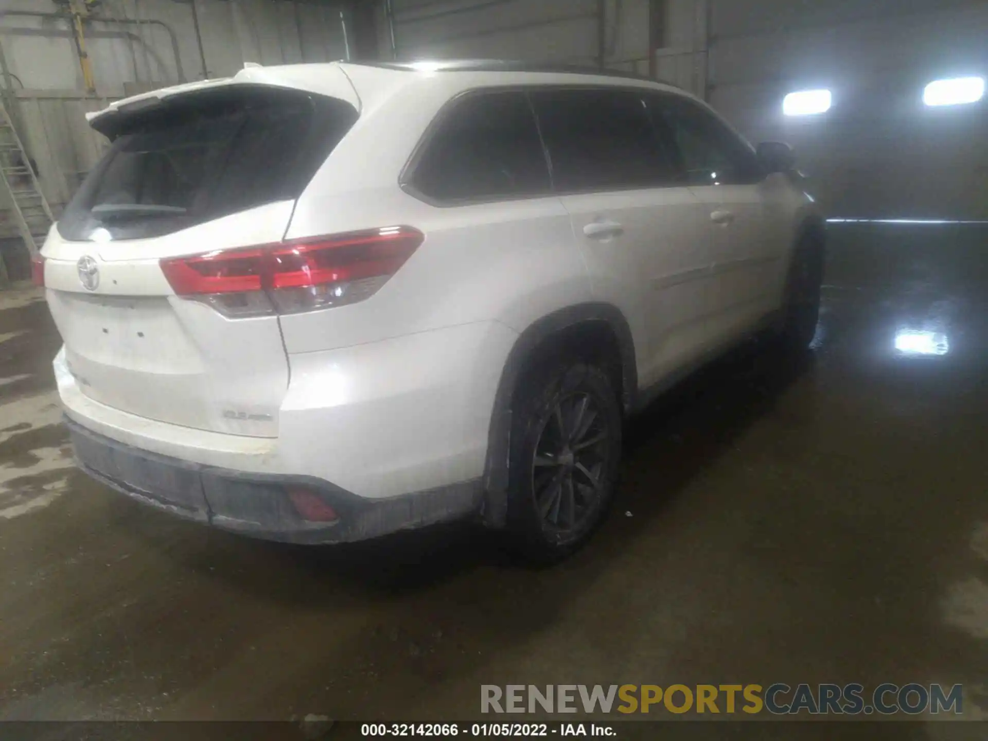 4 Photograph of a damaged car 5TDJZRFHXKS613948 TOYOTA HIGHLANDER 2019