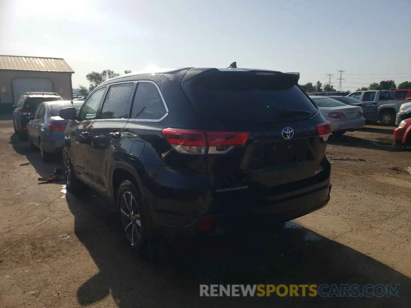 3 Photograph of a damaged car 5TDJZRFHXKS615506 TOYOTA HIGHLANDER 2019