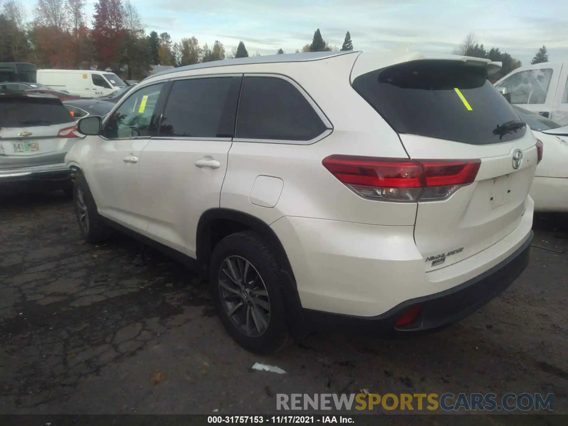 3 Photograph of a damaged car 5TDJZRFHXKS616915 TOYOTA HIGHLANDER 2019