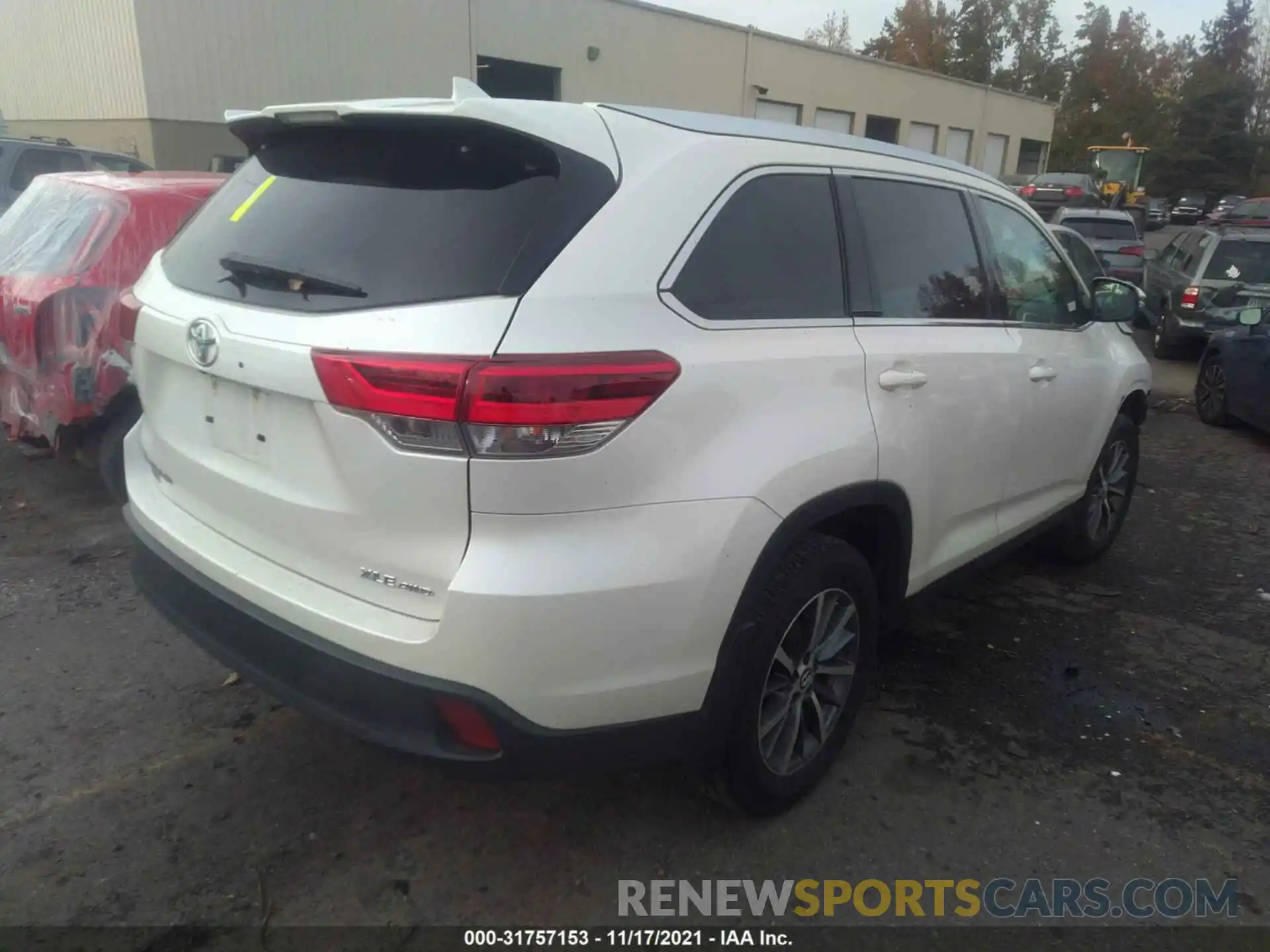 4 Photograph of a damaged car 5TDJZRFHXKS616915 TOYOTA HIGHLANDER 2019