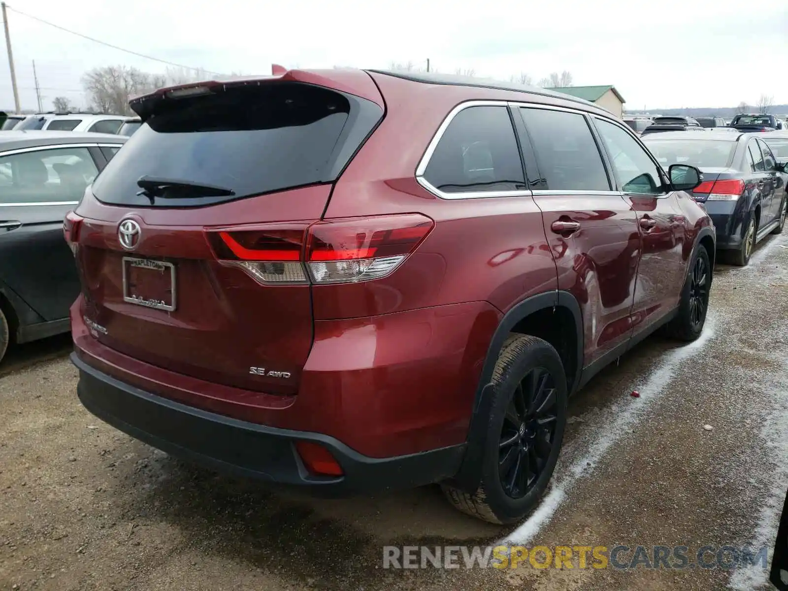 4 Photograph of a damaged car 5TDJZRFHXKS617207 TOYOTA HIGHLANDER 2019