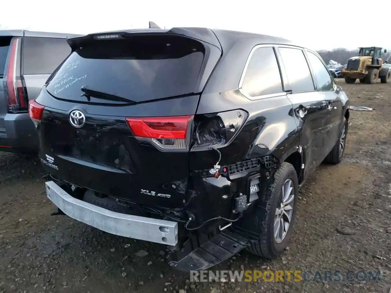 4 Photograph of a damaged car 5TDJZRFHXKS619989 TOYOTA HIGHLANDER 2019