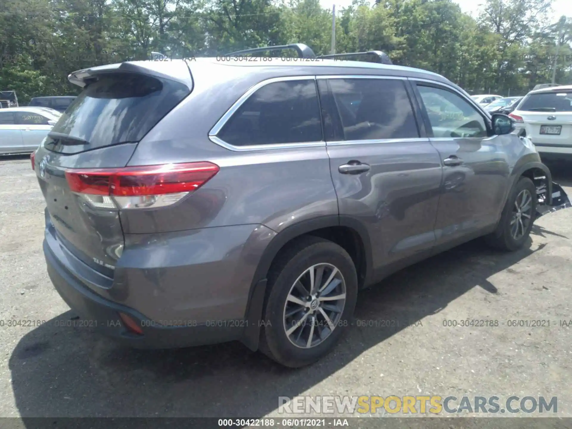 4 Photograph of a damaged car 5TDJZRFHXKS620768 TOYOTA HIGHLANDER 2019