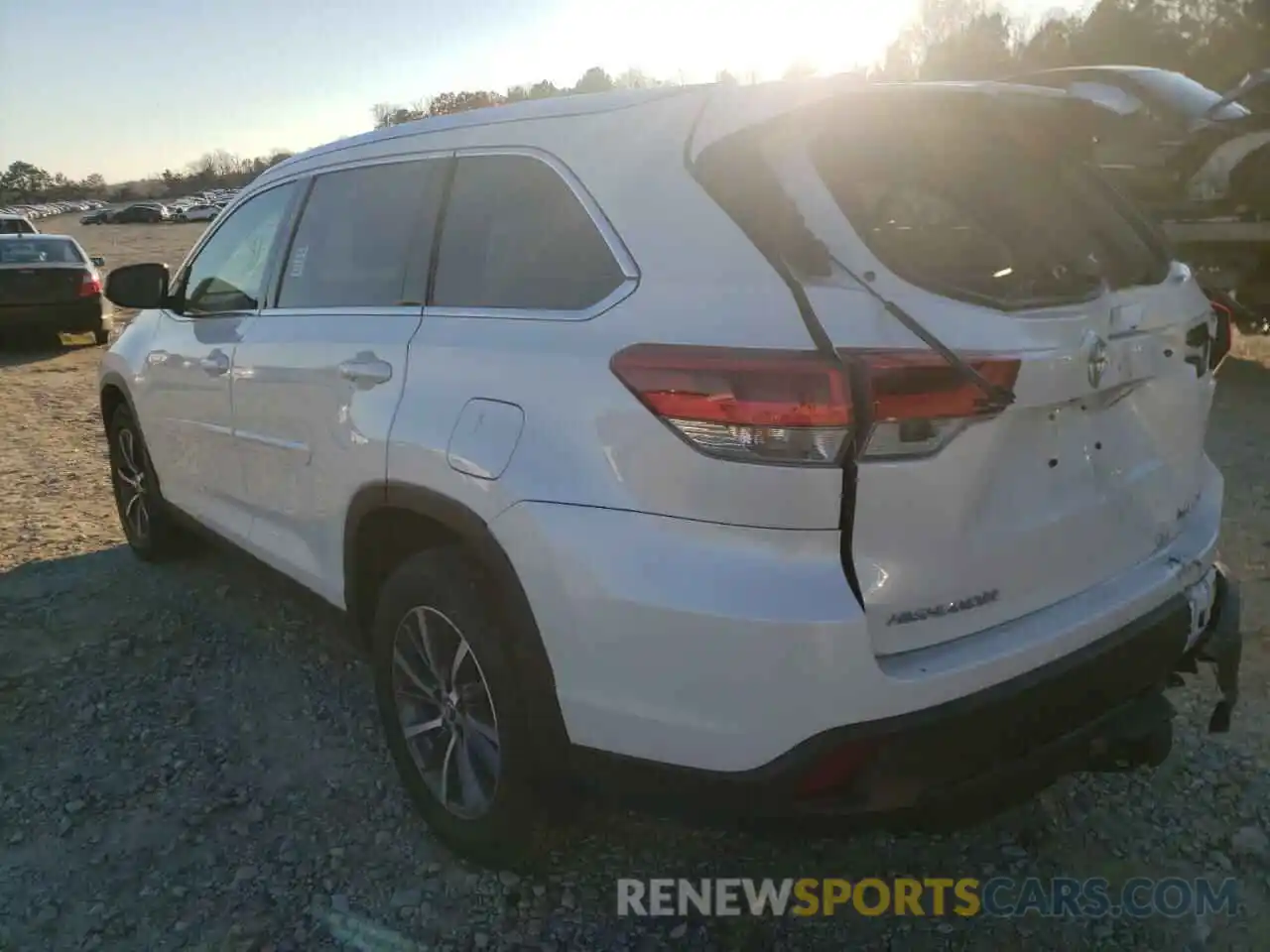 3 Photograph of a damaged car 5TDJZRFHXKS621953 TOYOTA HIGHLANDER 2019