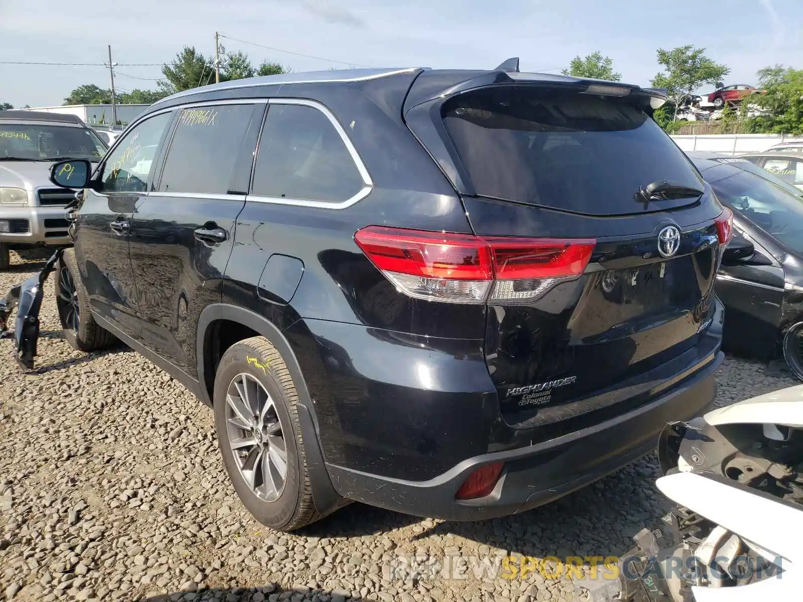 3 Photograph of a damaged car 5TDJZRFHXKS622259 TOYOTA HIGHLANDER 2019