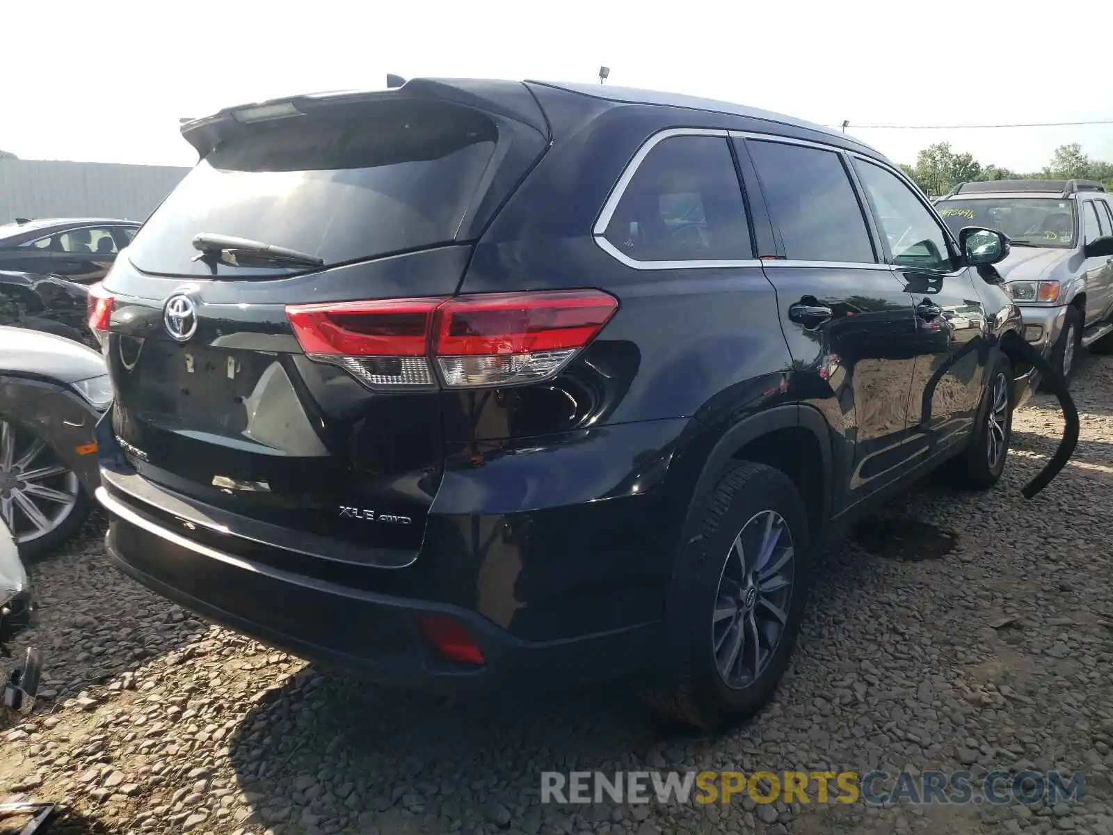 4 Photograph of a damaged car 5TDJZRFHXKS622259 TOYOTA HIGHLANDER 2019