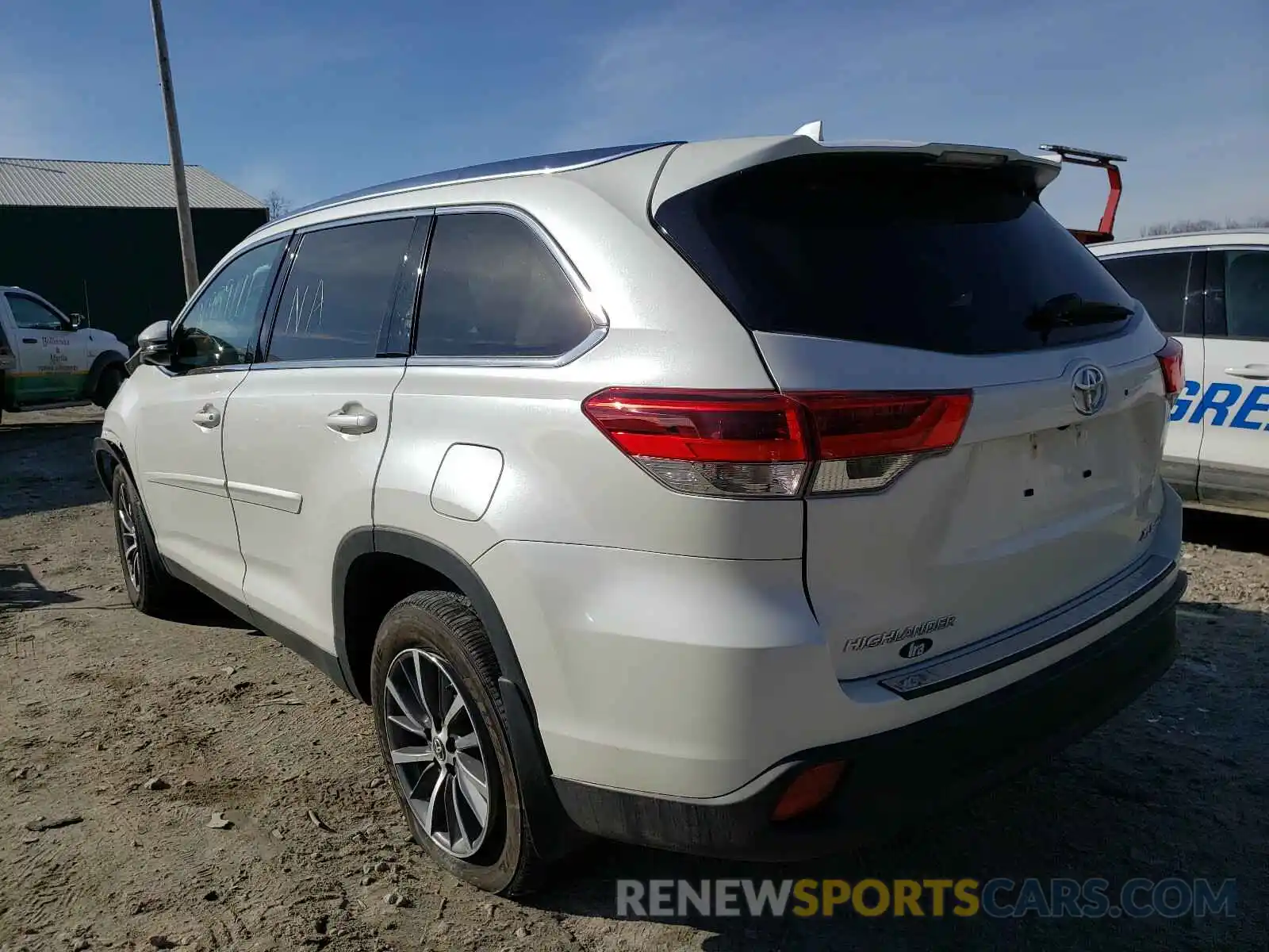 3 Photograph of a damaged car 5TDJZRFHXKS624495 TOYOTA HIGHLANDER 2019