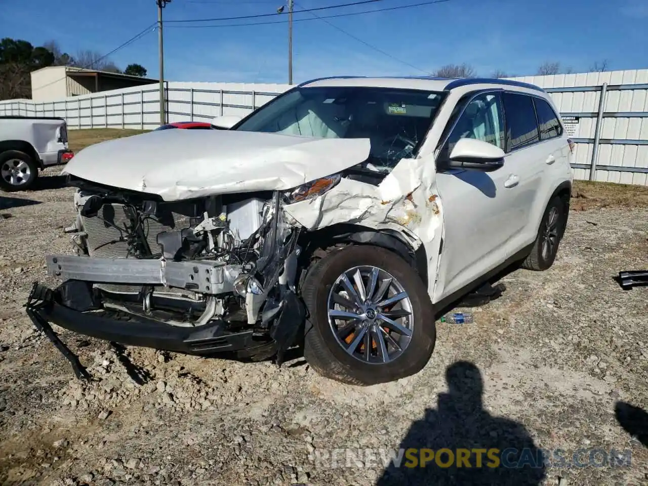 2 Photograph of a damaged car 5TDJZRFHXKS625744 TOYOTA HIGHLANDER 2019