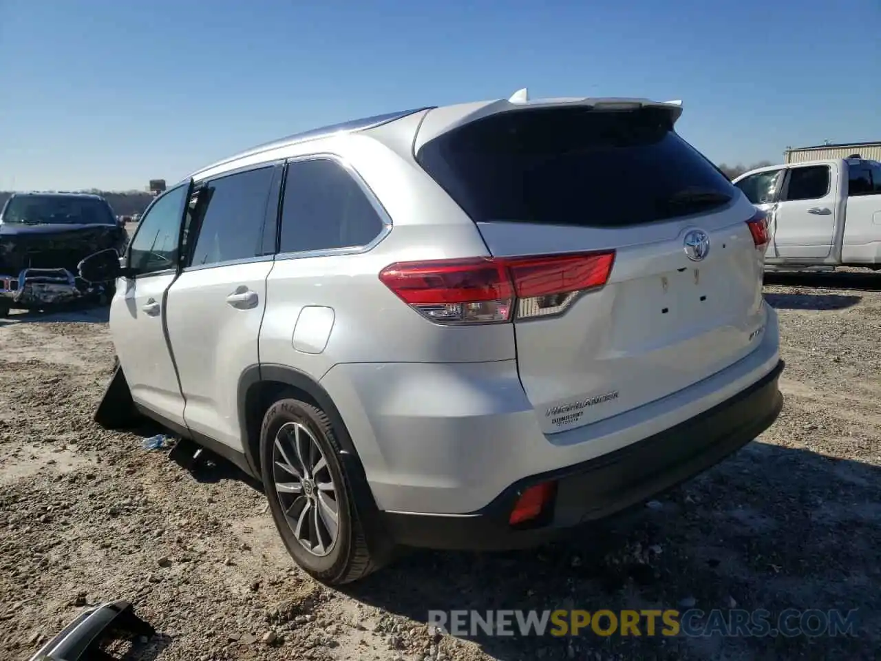 3 Photograph of a damaged car 5TDJZRFHXKS625744 TOYOTA HIGHLANDER 2019