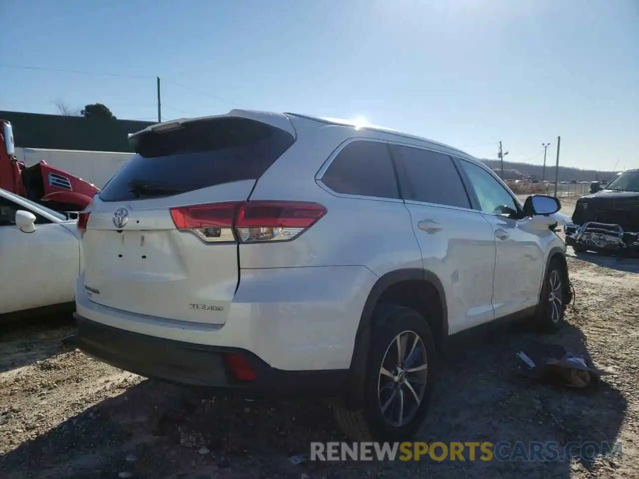 4 Photograph of a damaged car 5TDJZRFHXKS625744 TOYOTA HIGHLANDER 2019