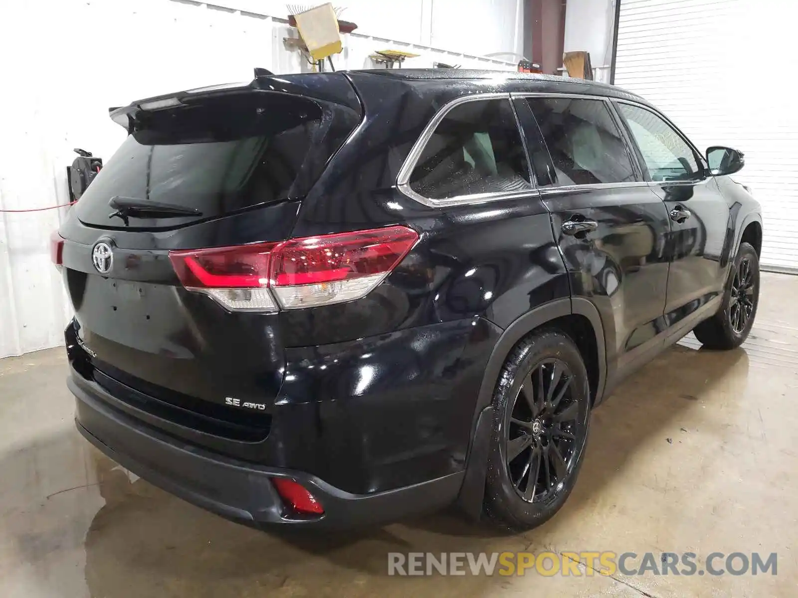 4 Photograph of a damaged car 5TDJZRFHXKS625999 TOYOTA HIGHLANDER 2019