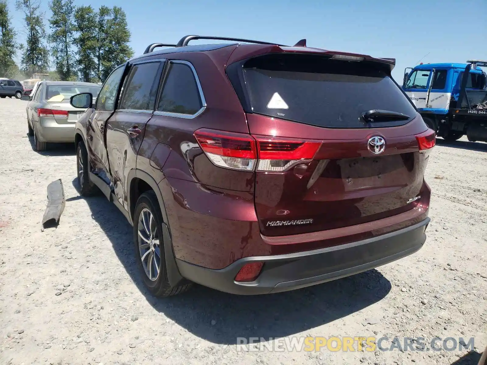 3 Photograph of a damaged car 5TDJZRFHXKS700653 TOYOTA HIGHLANDER 2019