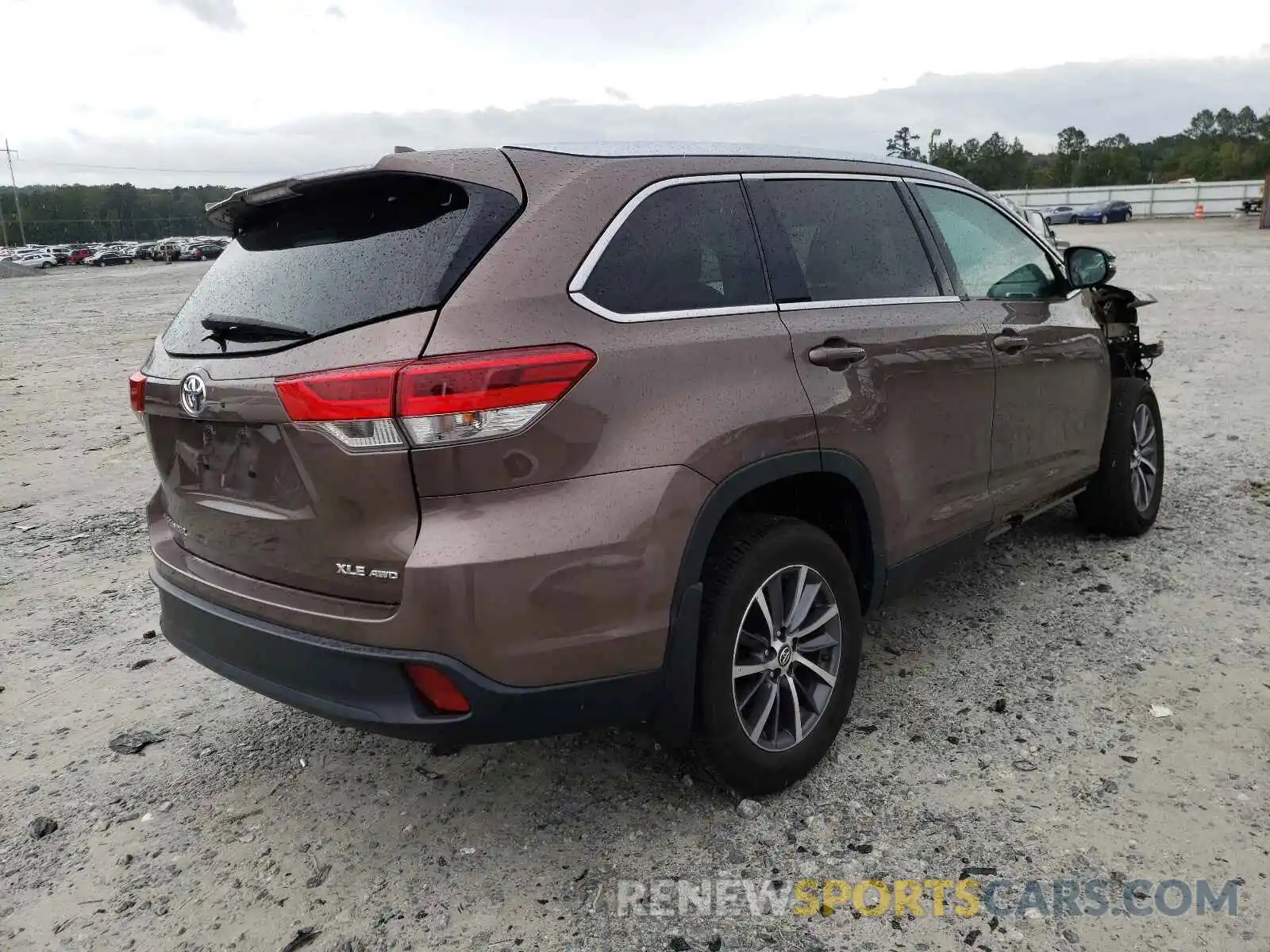 4 Photograph of a damaged car 5TDJZRFHXKS703262 TOYOTA HIGHLANDER 2019