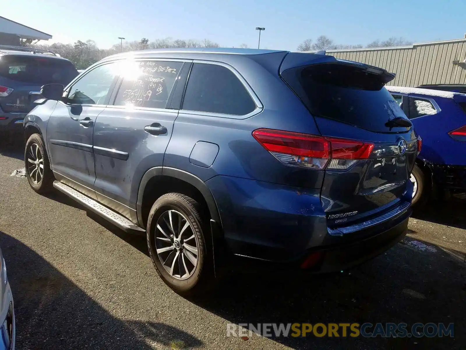 3 Photograph of a damaged car 5TDJZRFHXKS706632 TOYOTA HIGHLANDER 2019