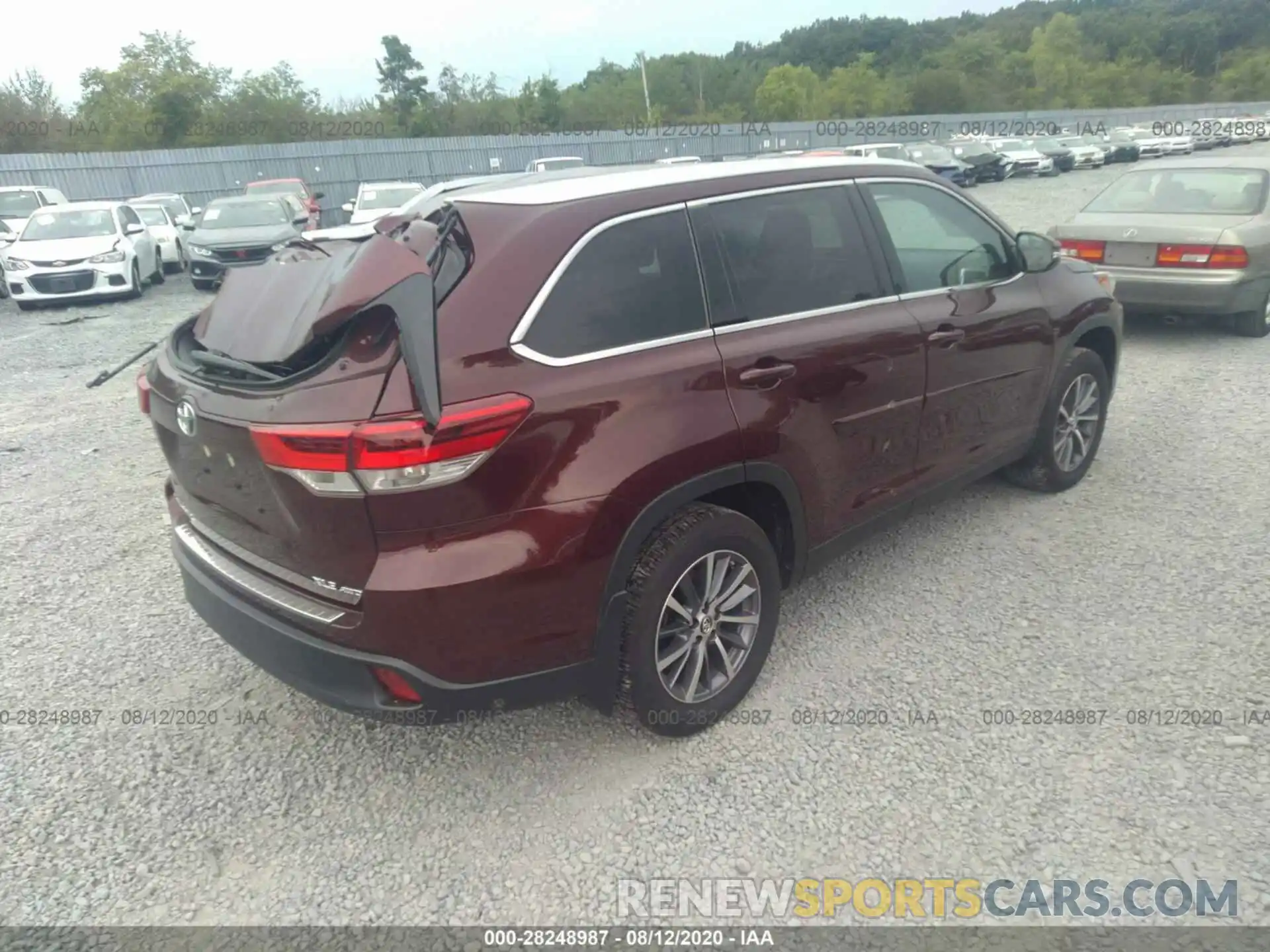 4 Photograph of a damaged car 5TDJZRFHXKS709546 TOYOTA HIGHLANDER 2019