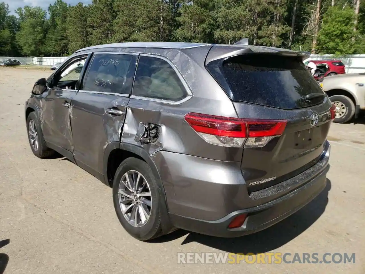 3 Photograph of a damaged car 5TDJZRFHXKS709952 TOYOTA HIGHLANDER 2019