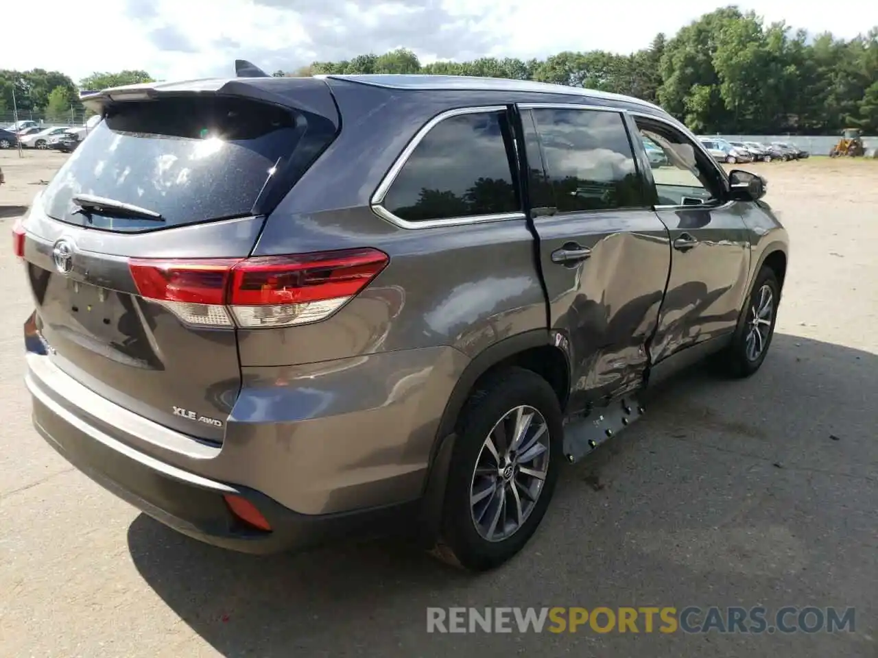 4 Photograph of a damaged car 5TDJZRFHXKS709952 TOYOTA HIGHLANDER 2019