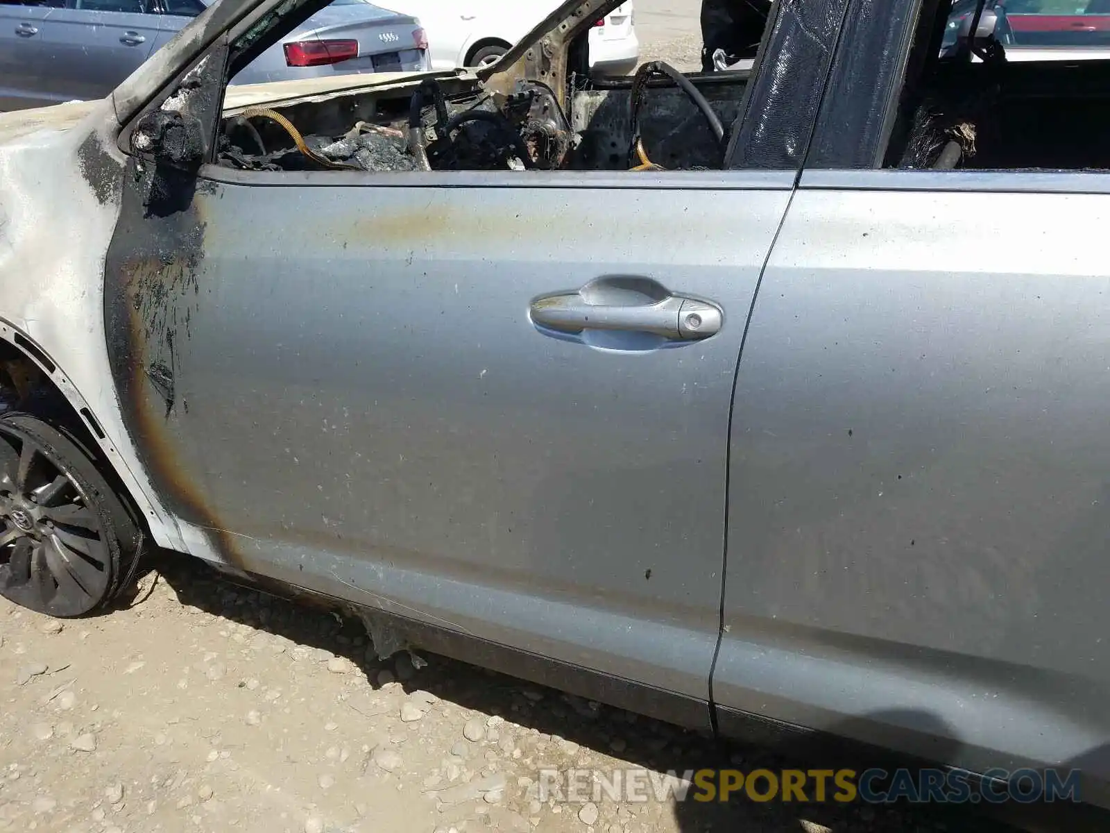 10 Photograph of a damaged car 5TDJZRFHXKS711815 TOYOTA HIGHLANDER 2019