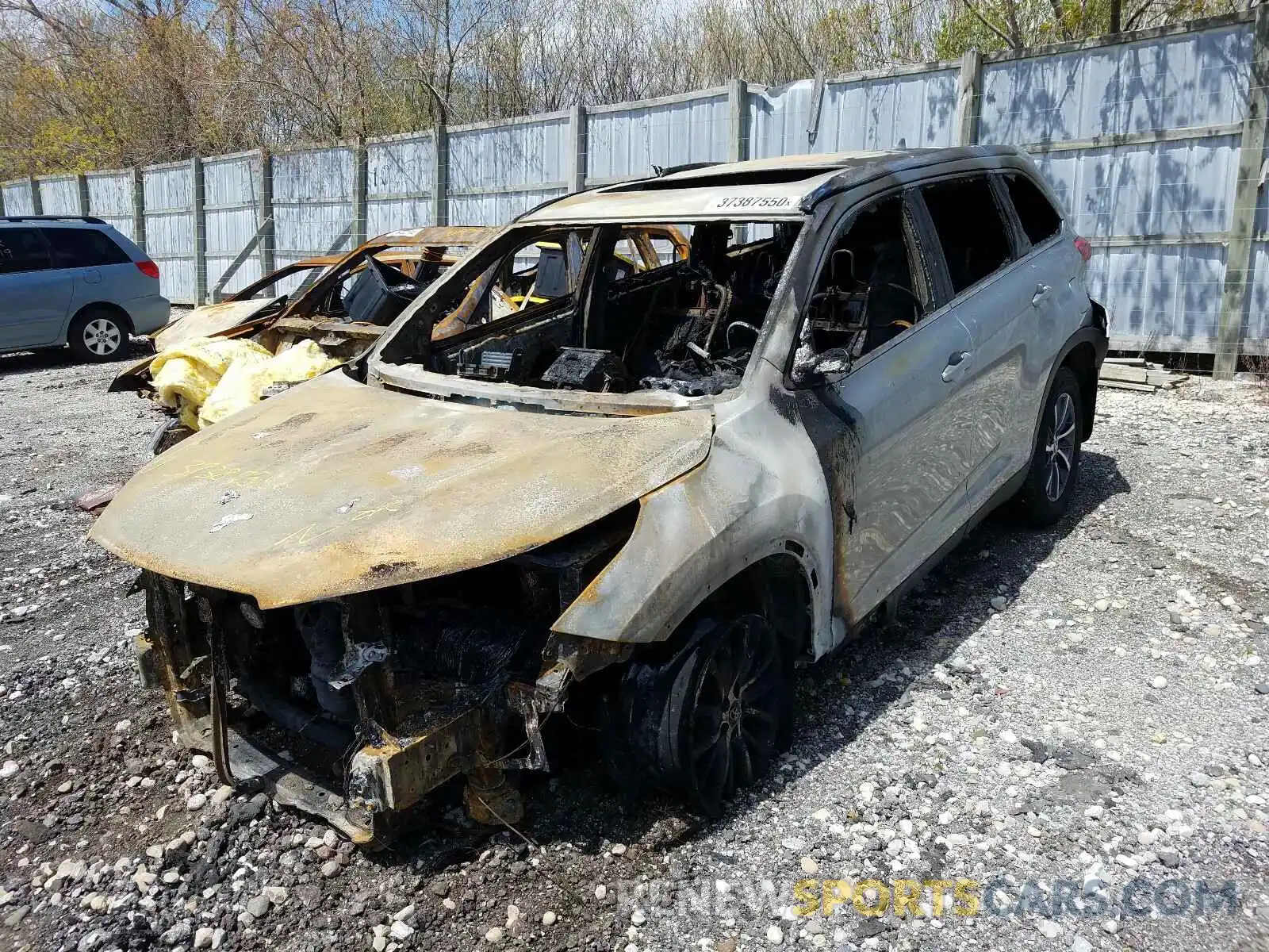 2 Photograph of a damaged car 5TDJZRFHXKS711815 TOYOTA HIGHLANDER 2019