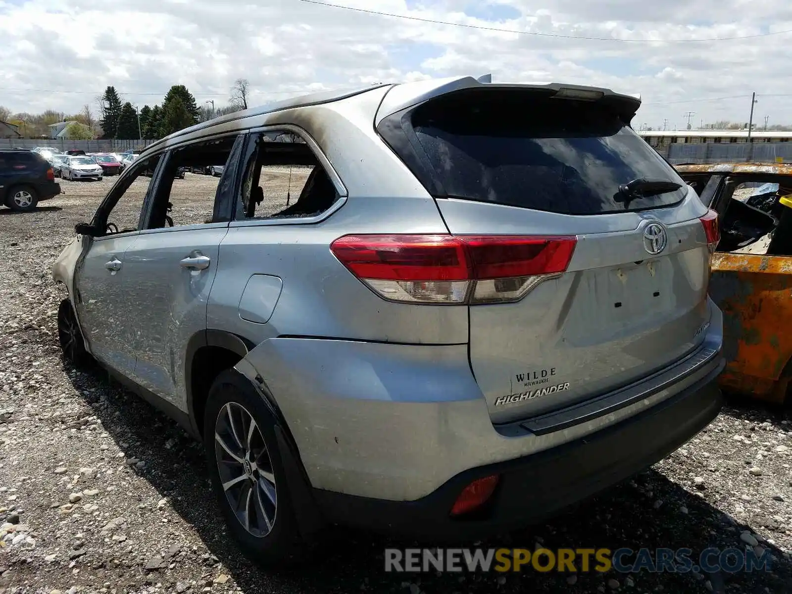 3 Photograph of a damaged car 5TDJZRFHXKS711815 TOYOTA HIGHLANDER 2019