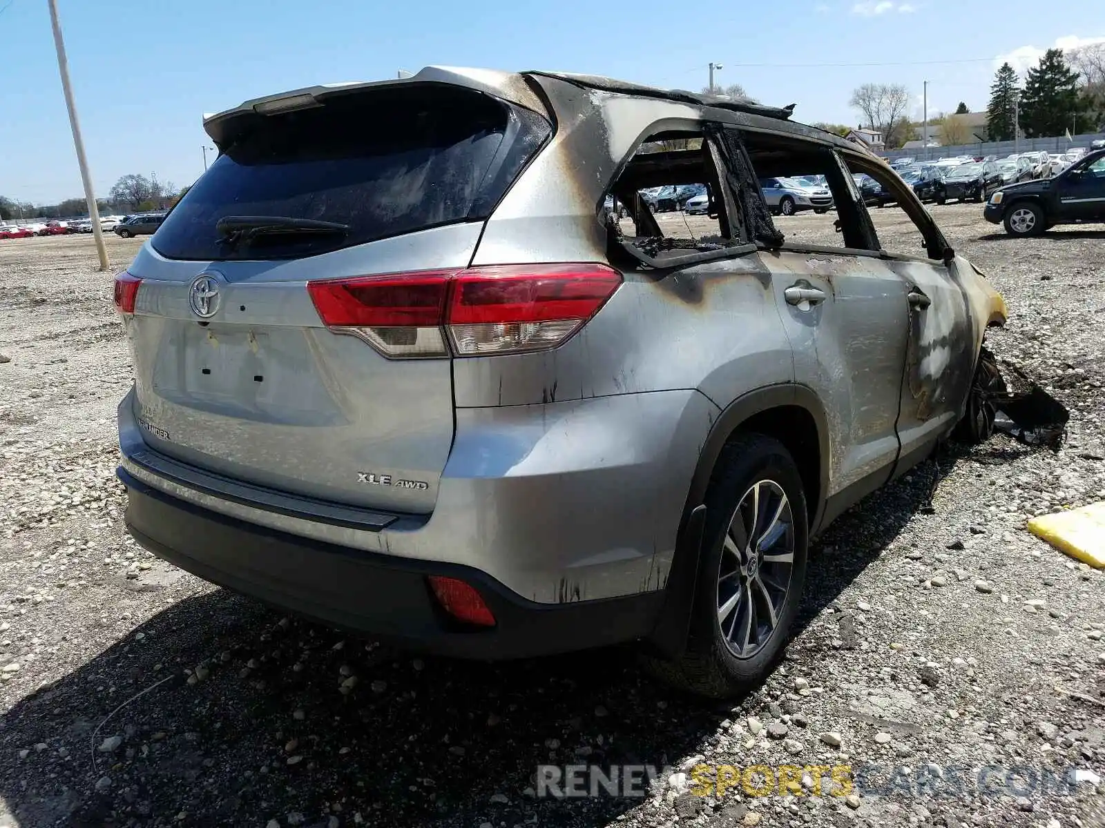 4 Photograph of a damaged car 5TDJZRFHXKS711815 TOYOTA HIGHLANDER 2019