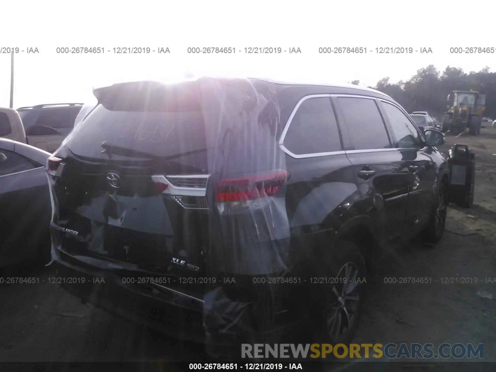 4 Photograph of a damaged car 5TDJZRFHXKS717890 TOYOTA HIGHLANDER 2019