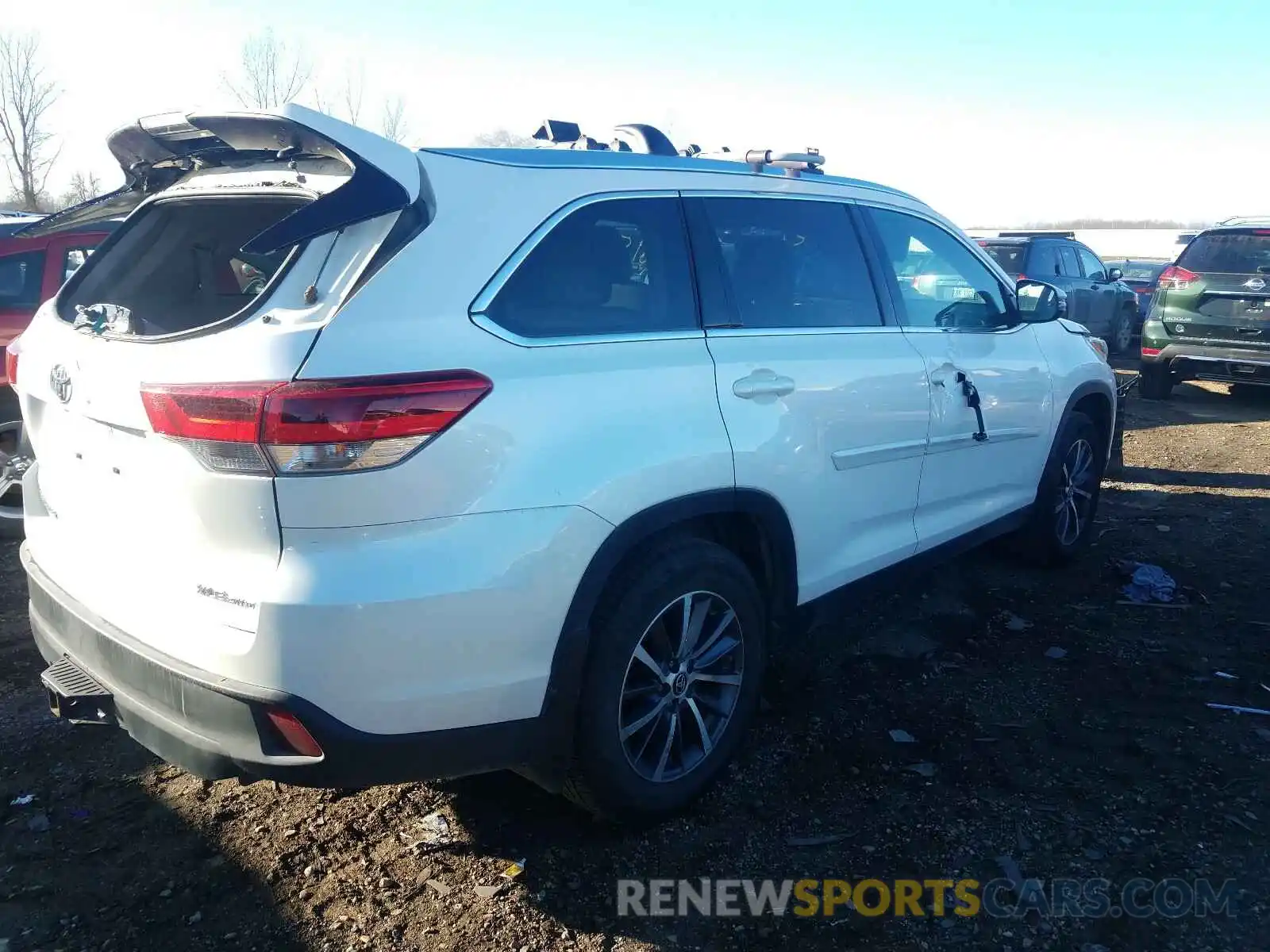 4 Photograph of a damaged car 5TDJZRFHXKS724712 TOYOTA HIGHLANDER 2019