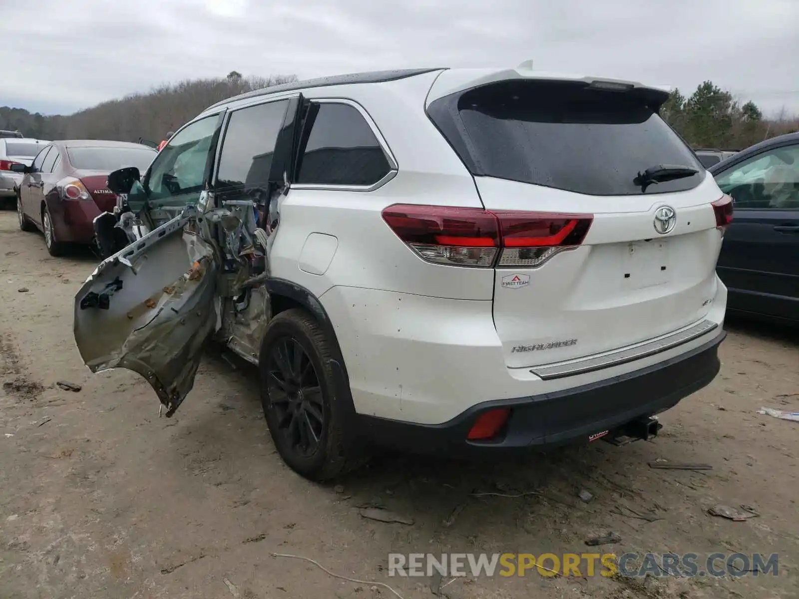 3 Photograph of a damaged car 5TDJZRFHXKS726055 TOYOTA HIGHLANDER 2019