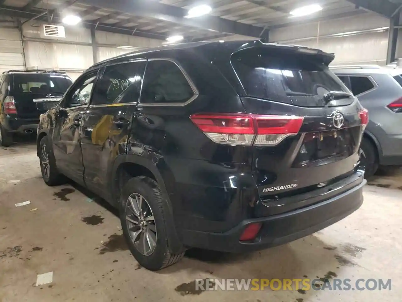 3 Photograph of a damaged car 5TDJZRFHXKS728498 TOYOTA HIGHLANDER 2019