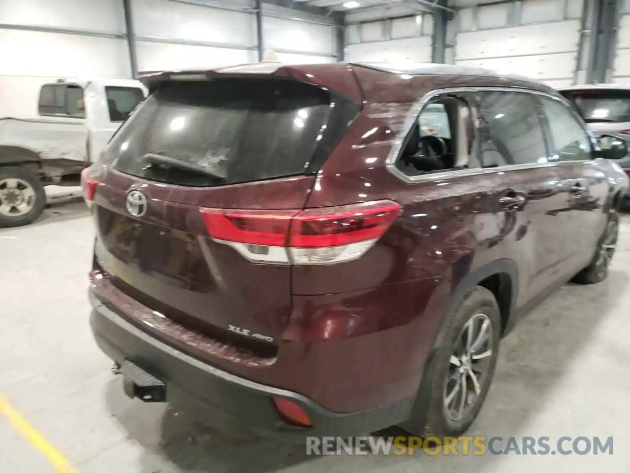 4 Photograph of a damaged car 5TDJZRFHXKS730347 TOYOTA HIGHLANDER 2019