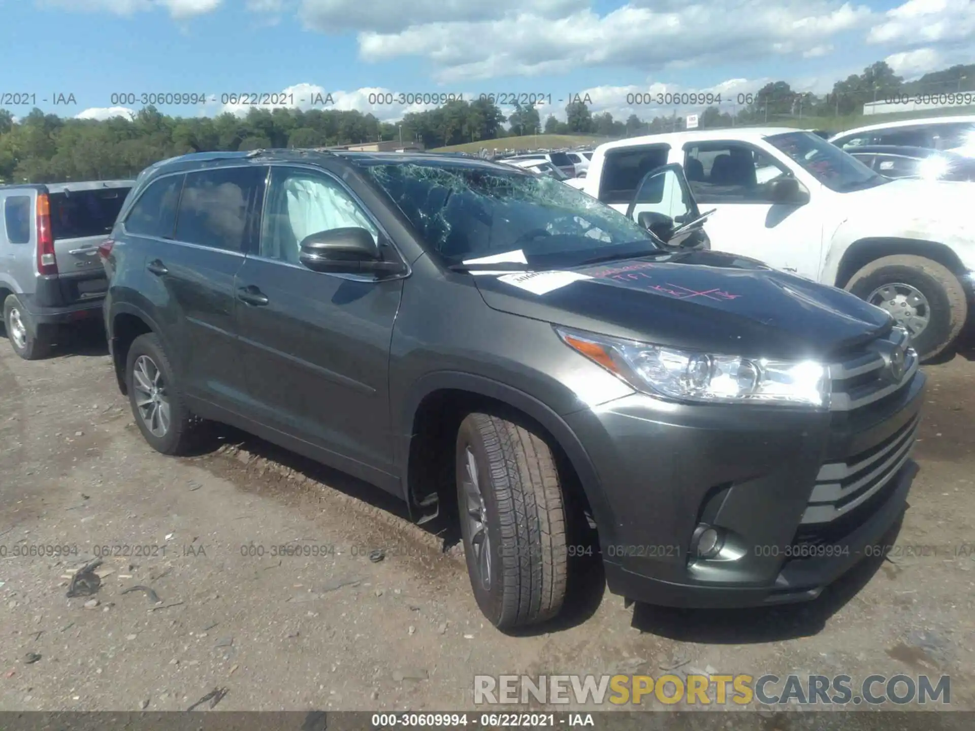 1 Photograph of a damaged car 5TDJZRFHXKS732681 TOYOTA HIGHLANDER 2019