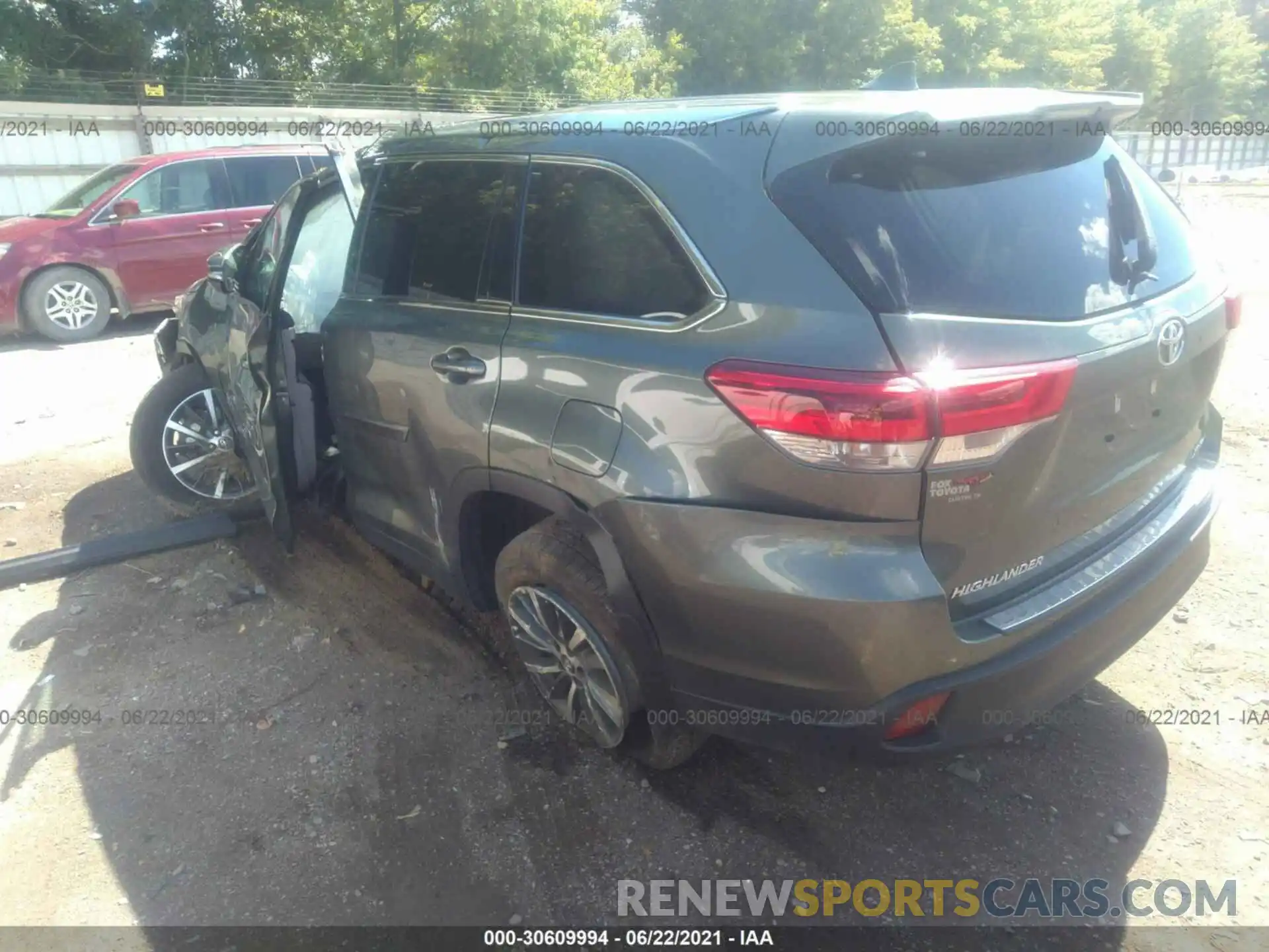 3 Photograph of a damaged car 5TDJZRFHXKS732681 TOYOTA HIGHLANDER 2019