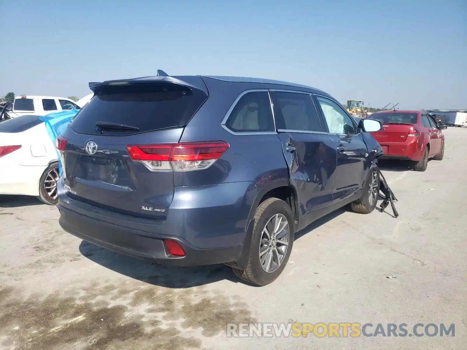 4 Photograph of a damaged car 5TDJZRFHXKS741302 TOYOTA HIGHLANDER 2019