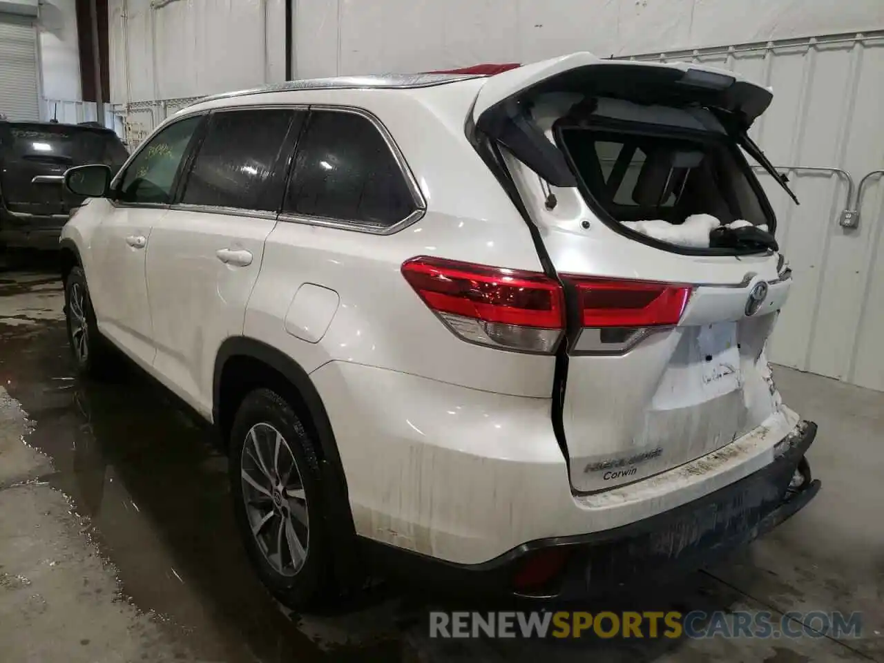 3 Photograph of a damaged car 5TDJZRFHXKS743261 TOYOTA HIGHLANDER 2019