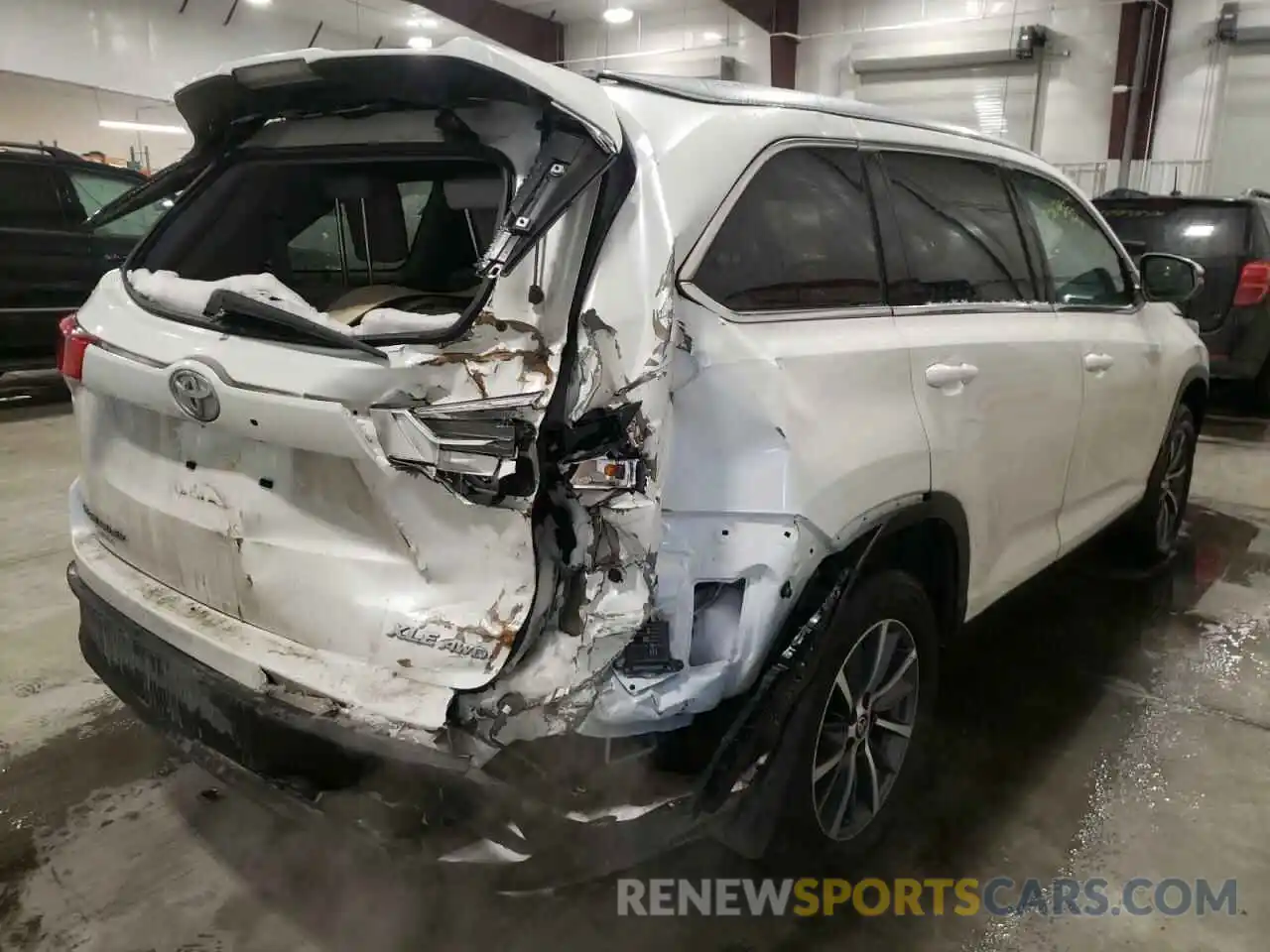 4 Photograph of a damaged car 5TDJZRFHXKS743261 TOYOTA HIGHLANDER 2019